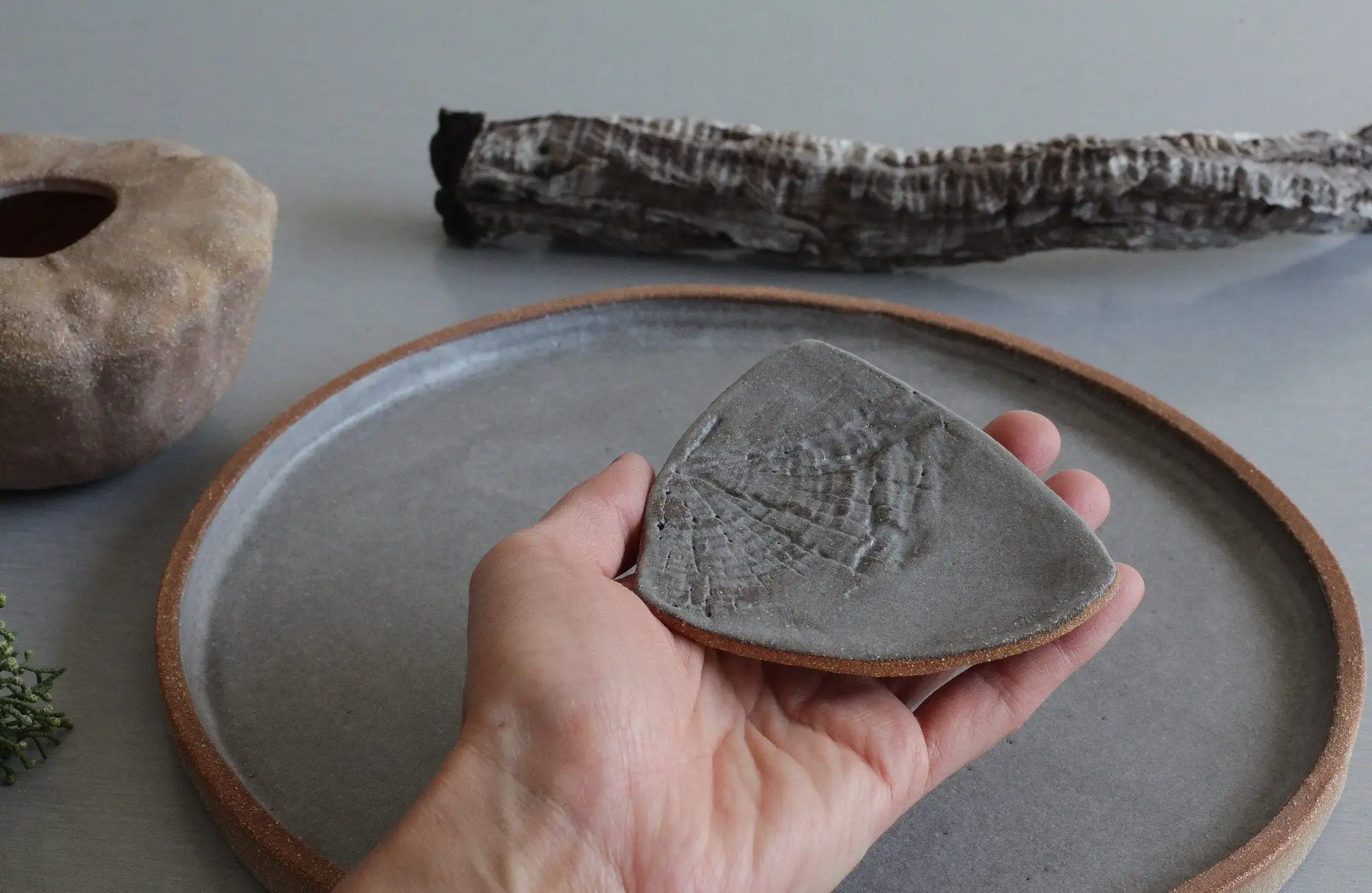 Wood grain textured ceramic dish, incense holder - Image 7