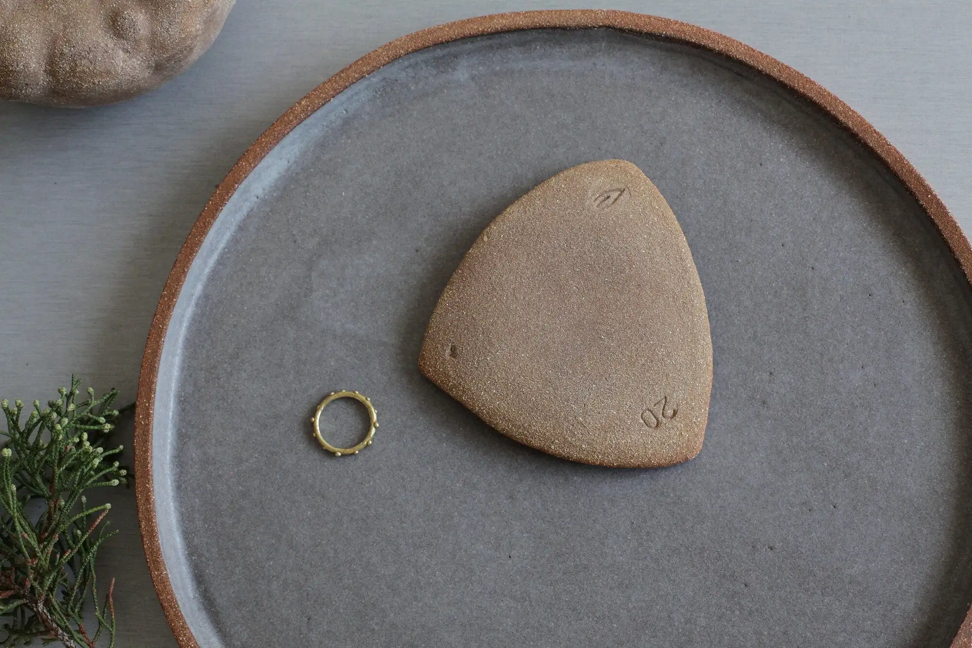 Wood grain textured ceramic dish, incense holder - Image 8