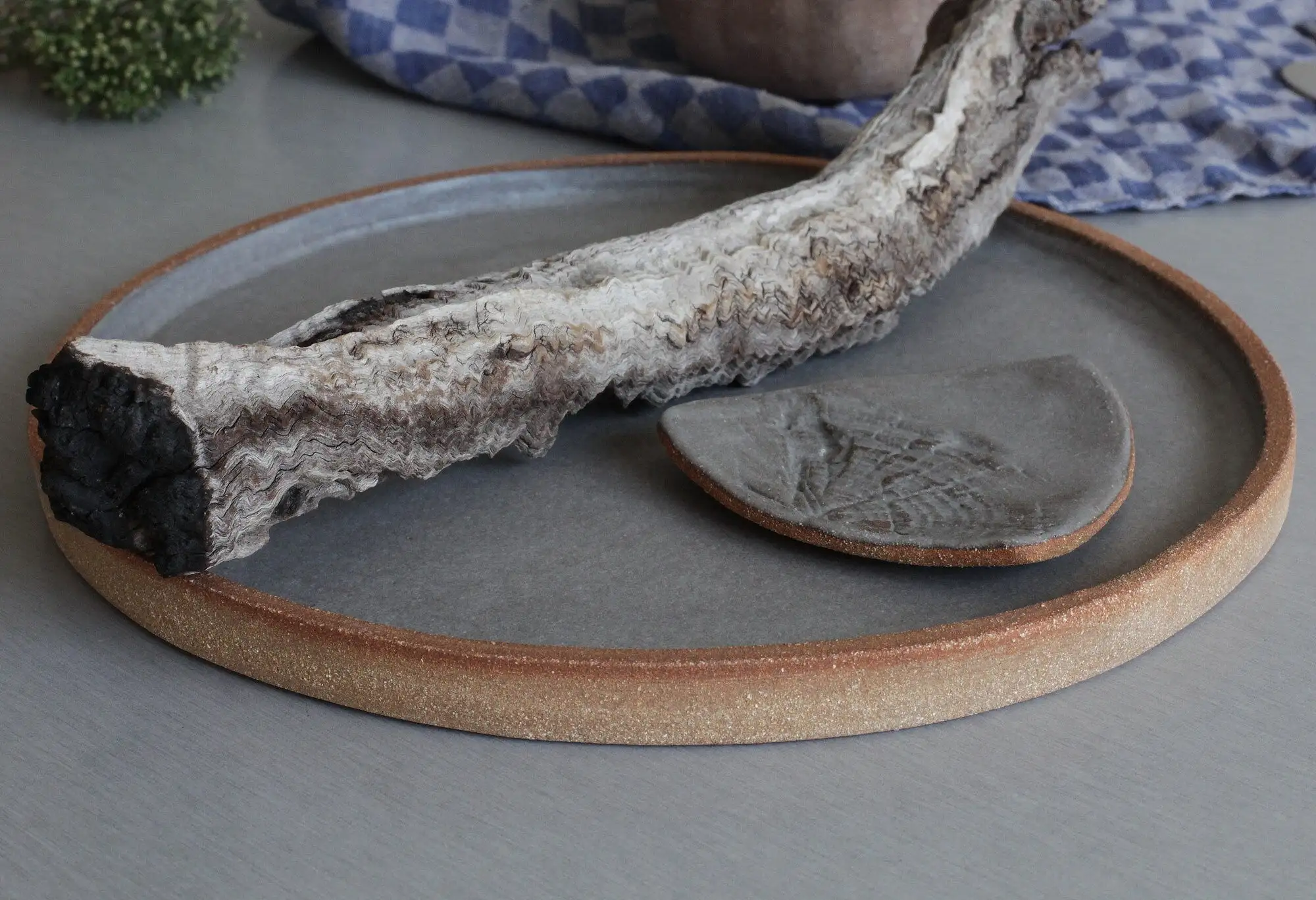 Wood grain textured ceramic dish, incense holder - Image 9