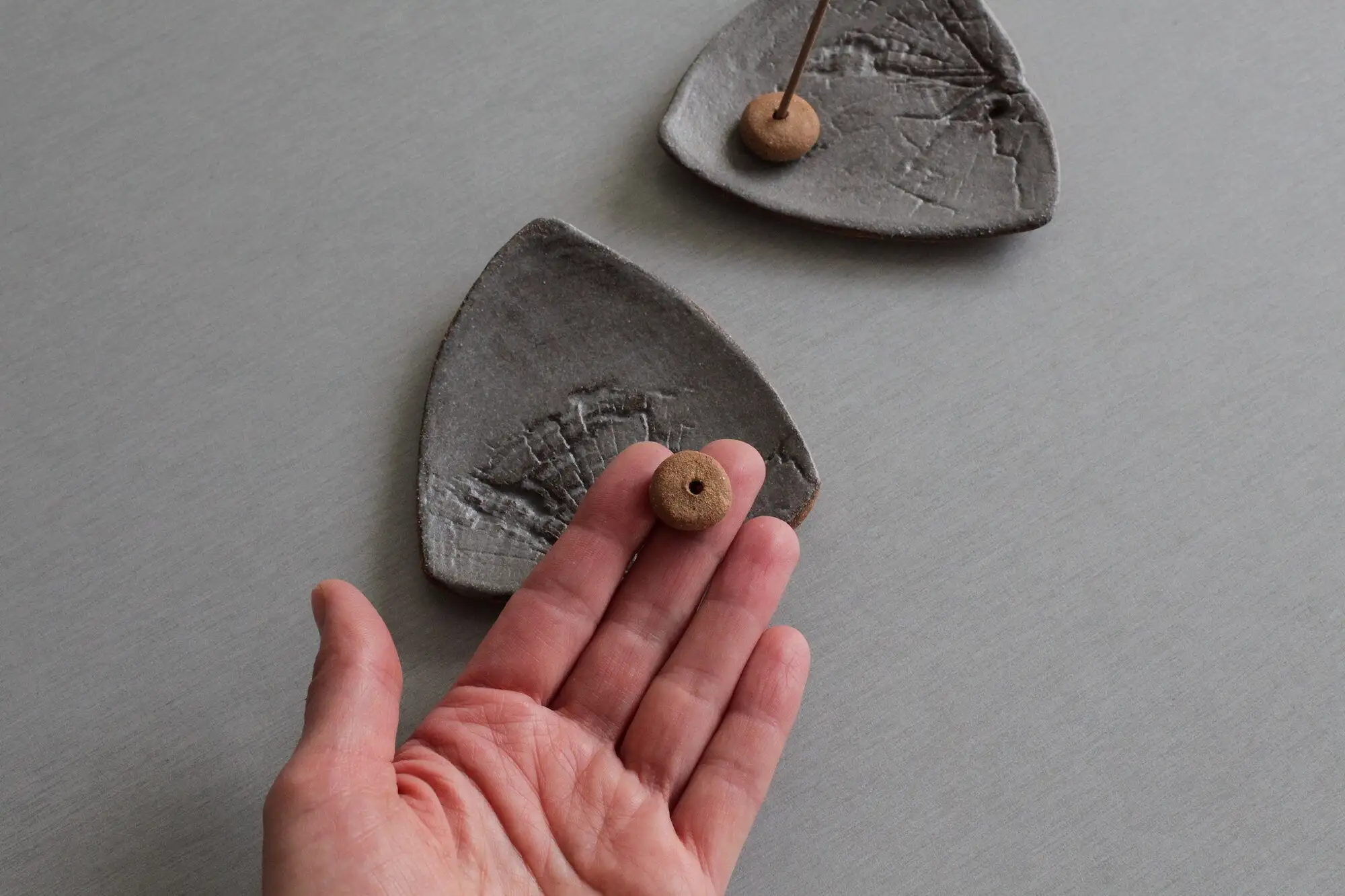 Wood grain textured ceramic dish, incense holder - Image 12