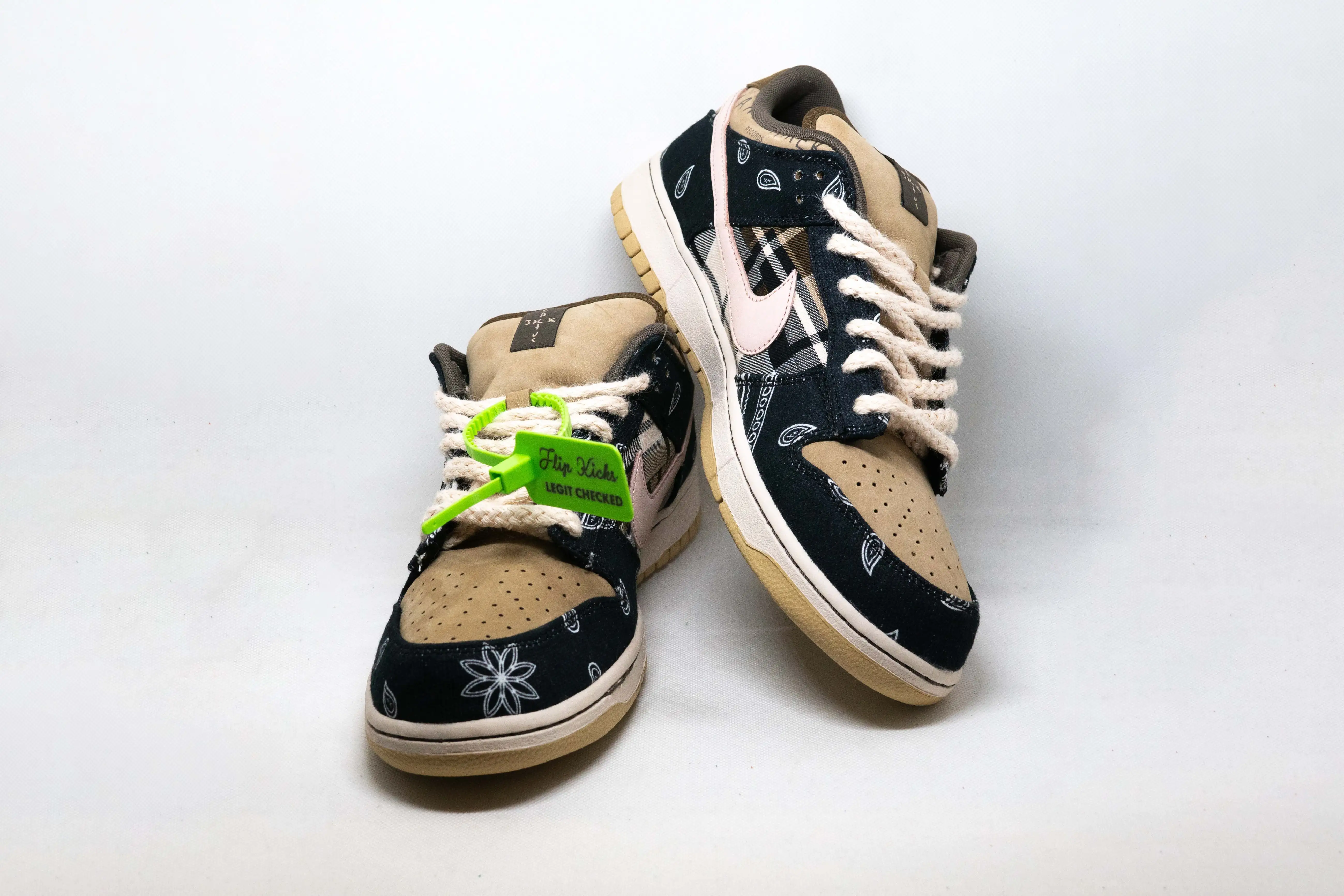 SB Dunk Low TRAVIS SCOTT - Imagen 3