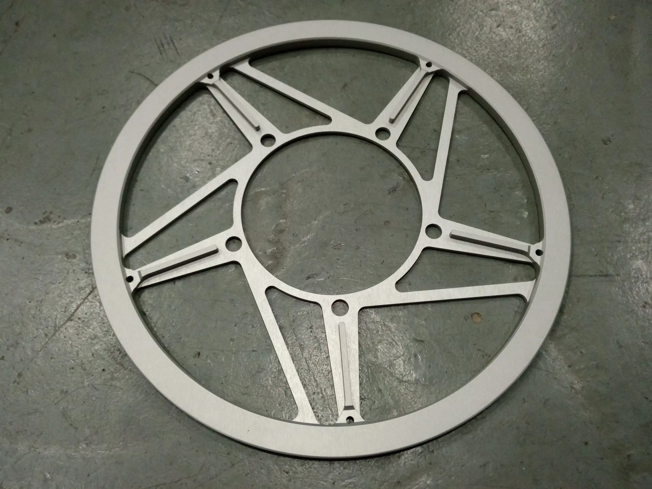 Plato de 70 dientes, BCD 130, con protector de plato integrado
