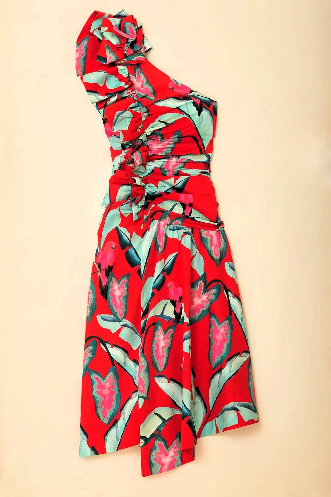 Vestido largo rojo de un hombro con follaje de verano - Imagen 2