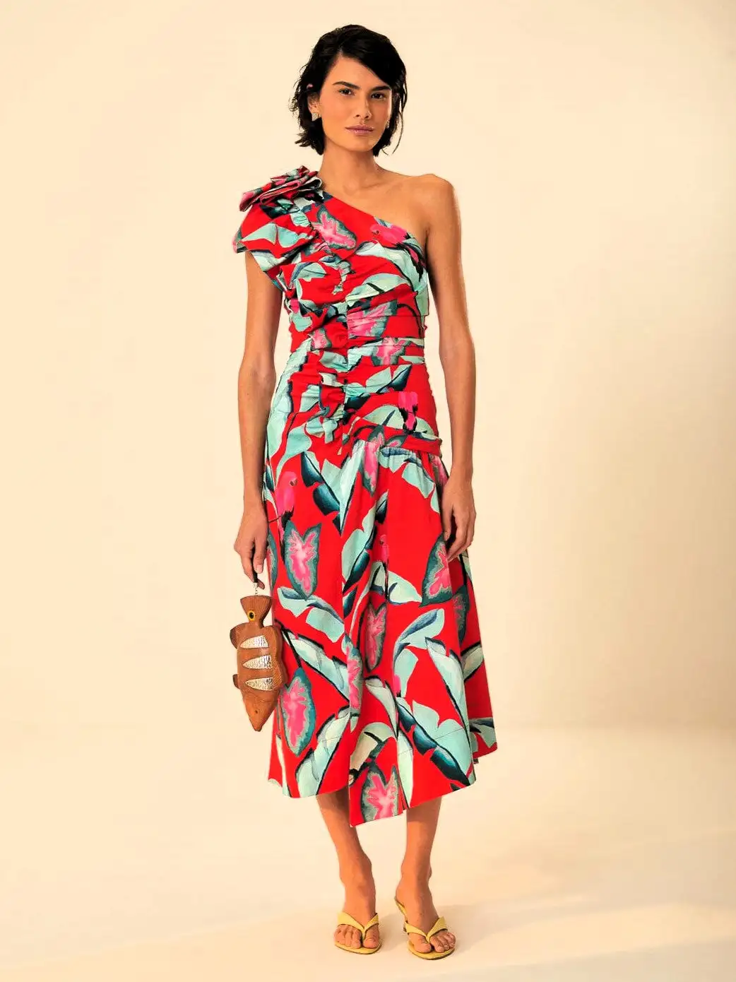 Vestido largo rojo de un hombro con follaje de verano - Imagen 3