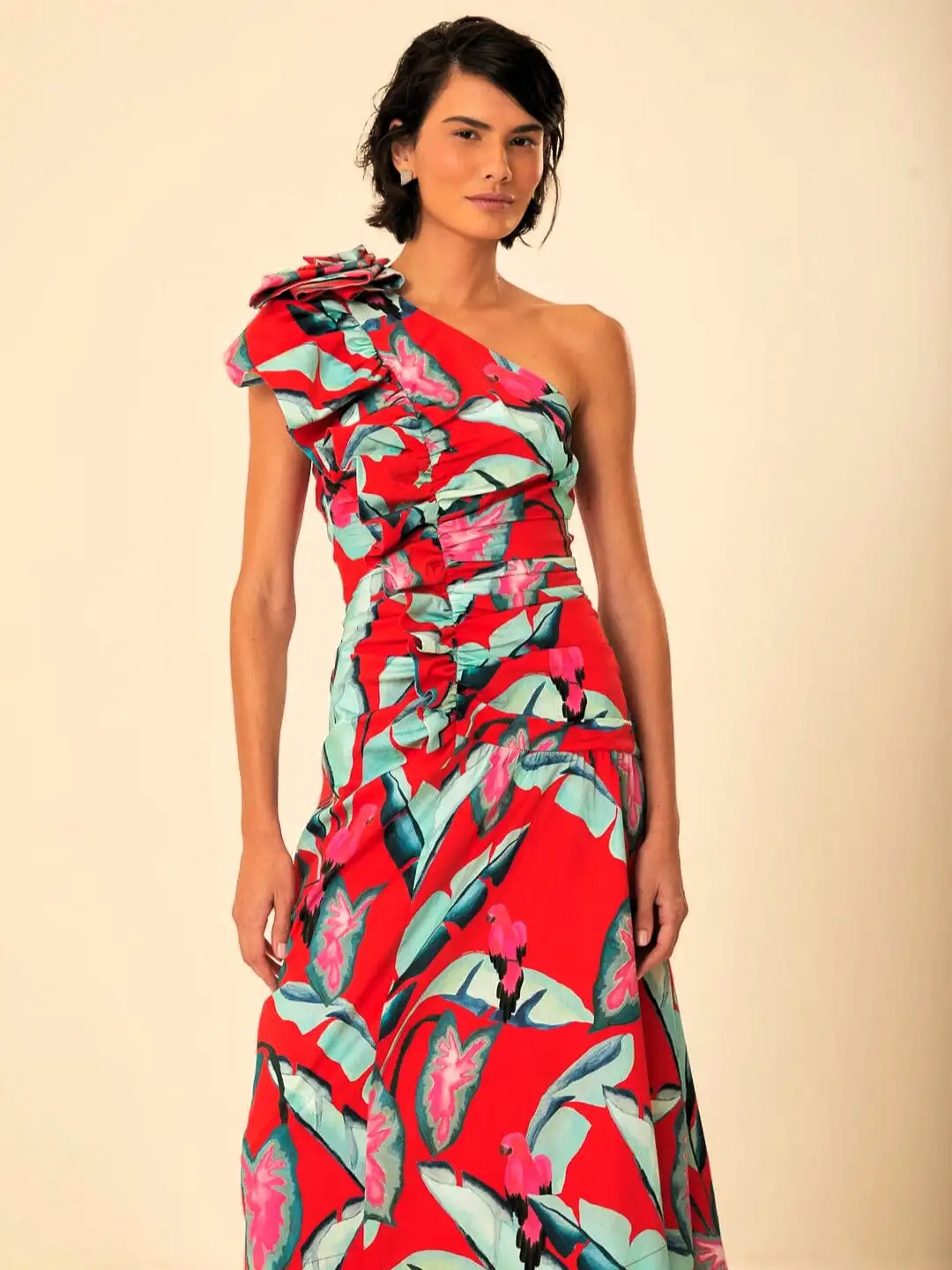 Vestido largo rojo de un hombro con follaje de verano - Imagen 4