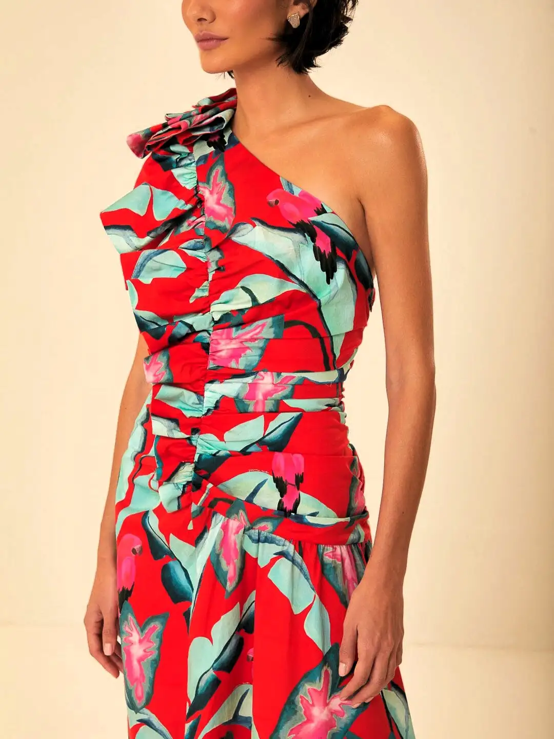 Vestido largo rojo de un hombro con follaje de verano - Imagen 5