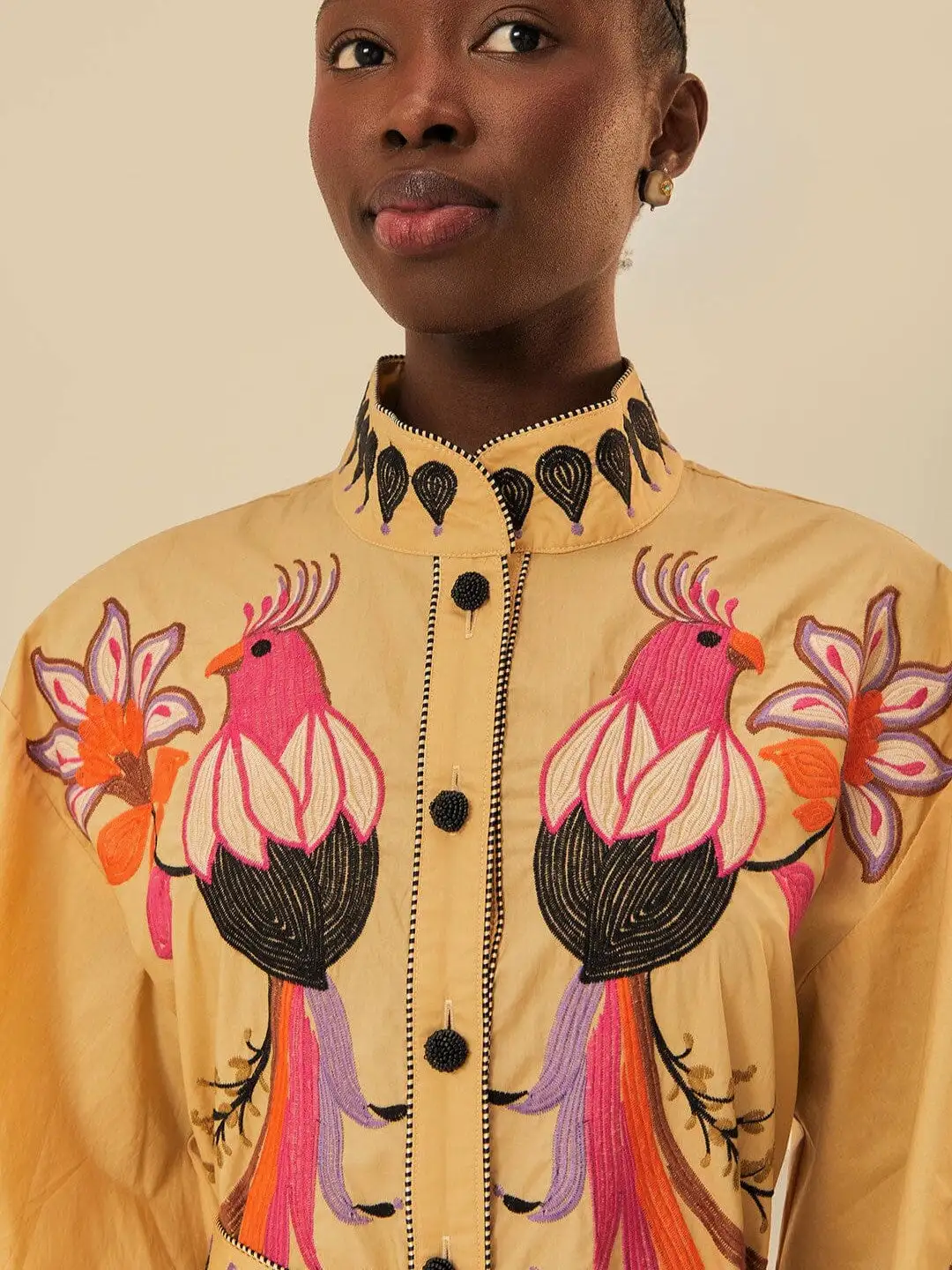 Vestido midi con bordado de pájaros y flores caqui - Imagen 2