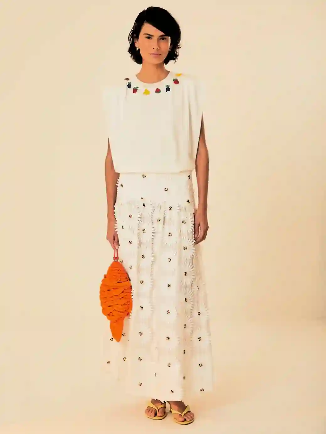 Falda larga con margaritas blancas en 3D