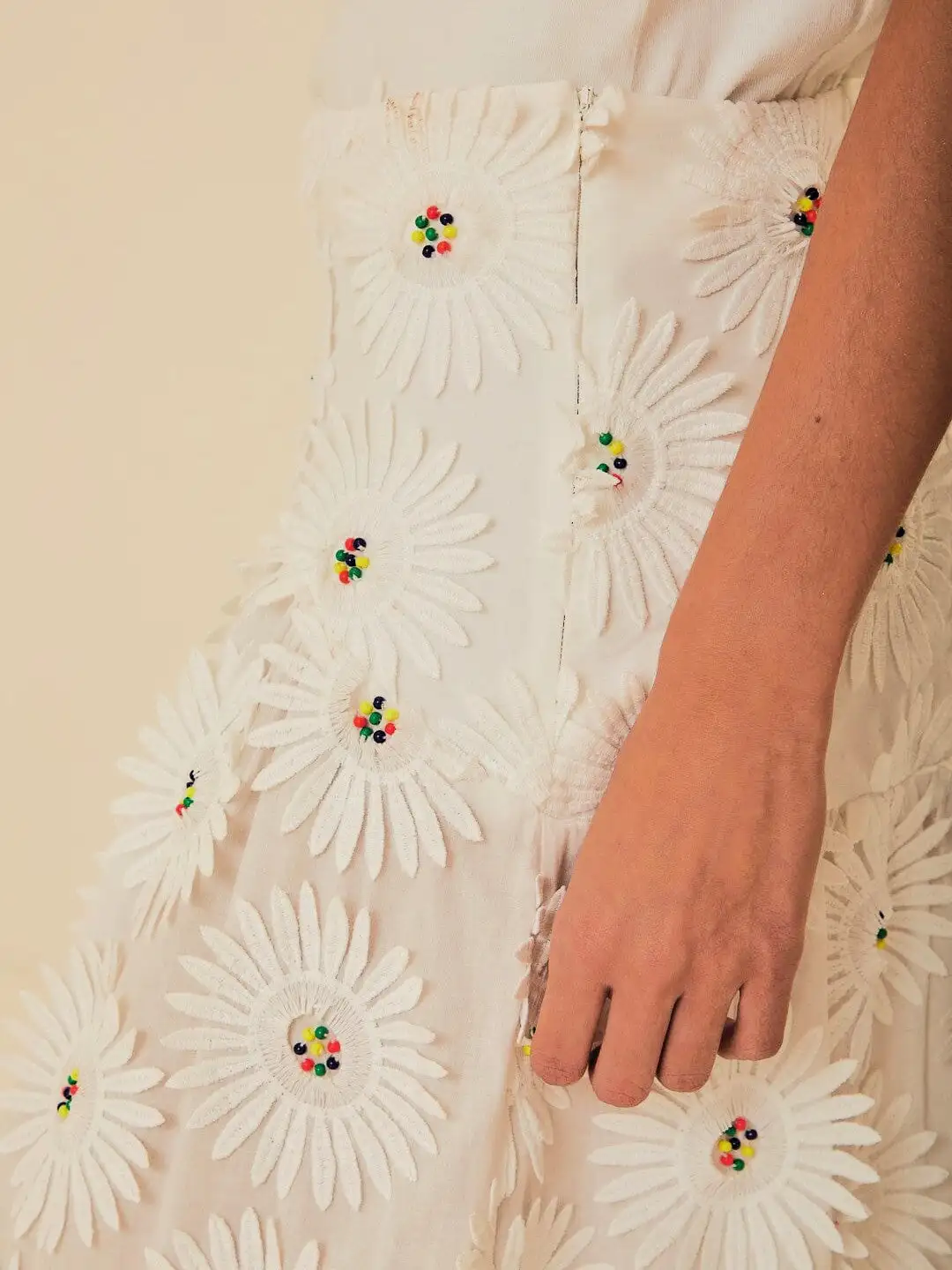 Falda larga con margaritas blancas en 3D - Imagen 5