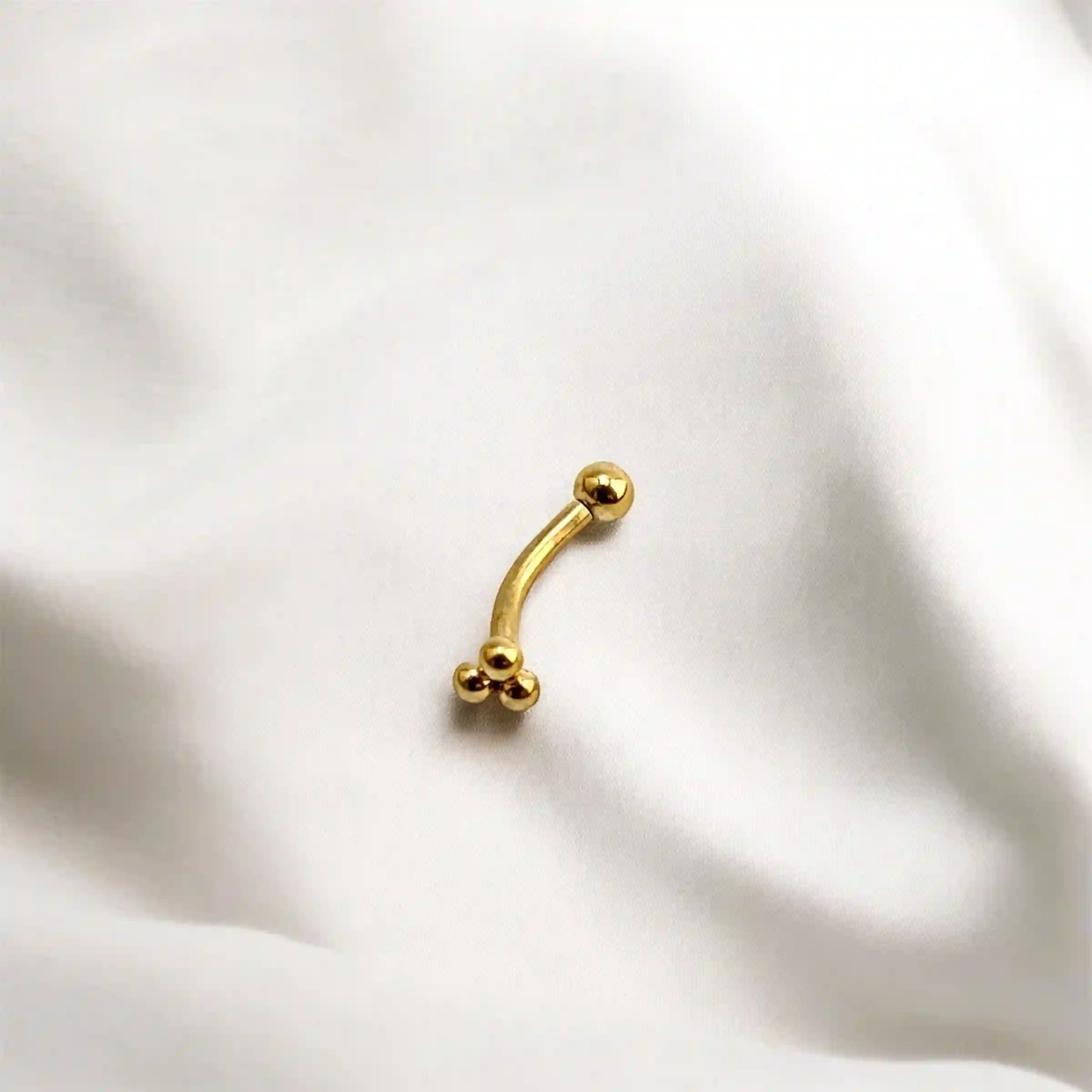 Pendiente rook/daith dorado, tres bolas ornamentales