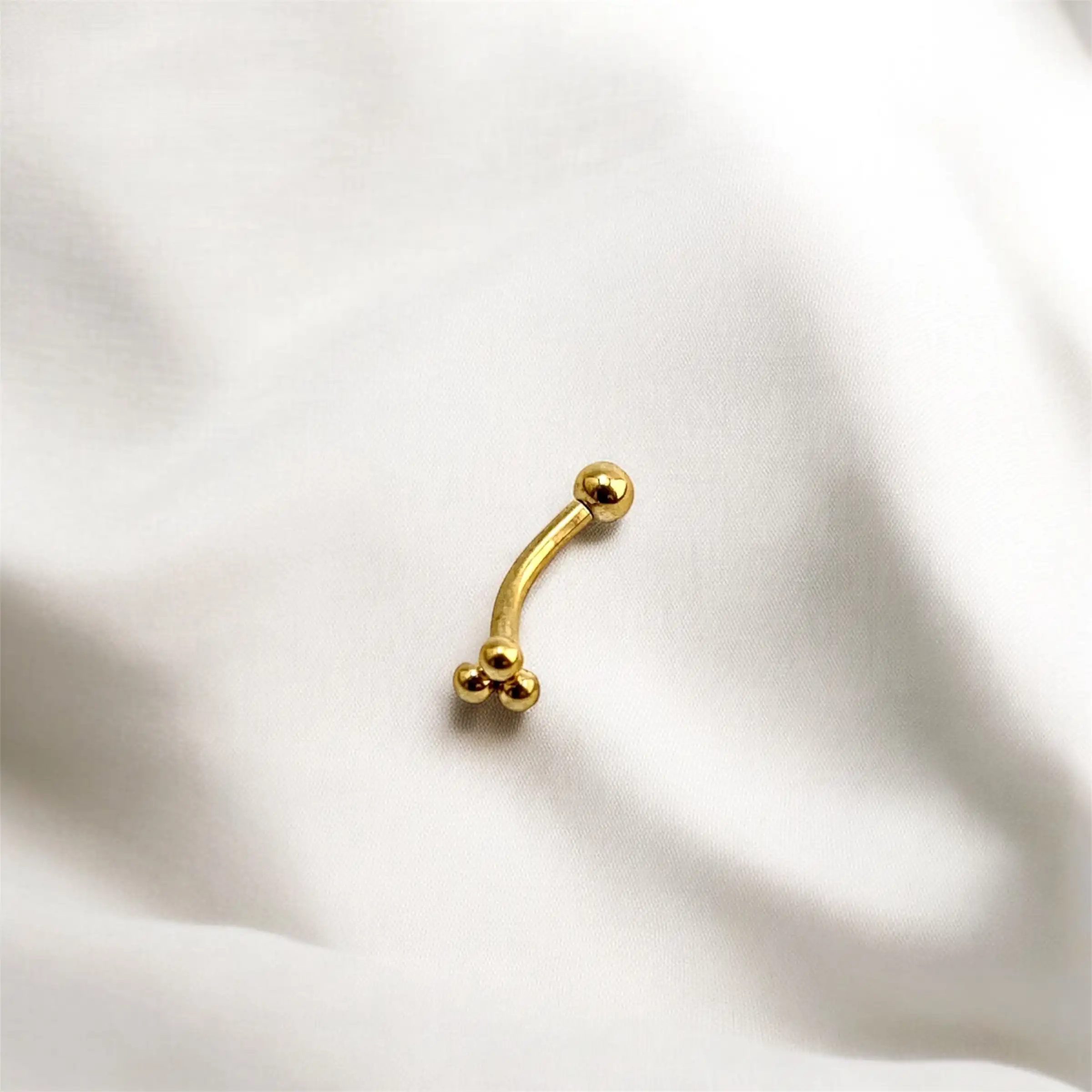 Pendiente rook/daith dorado, tres bolas ornamentales