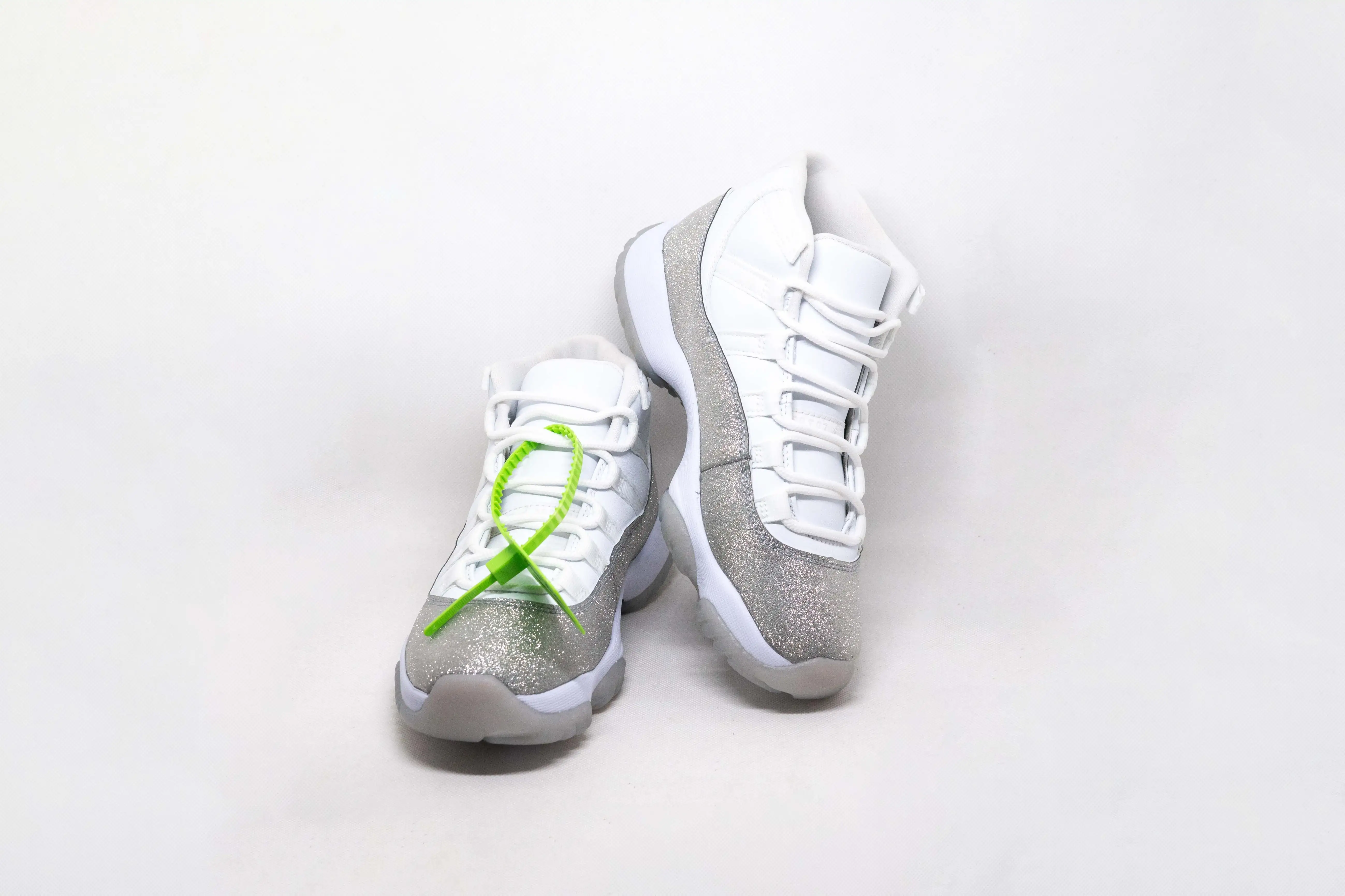 Jordan 11 METALLIC PLATA W - Imagen 3