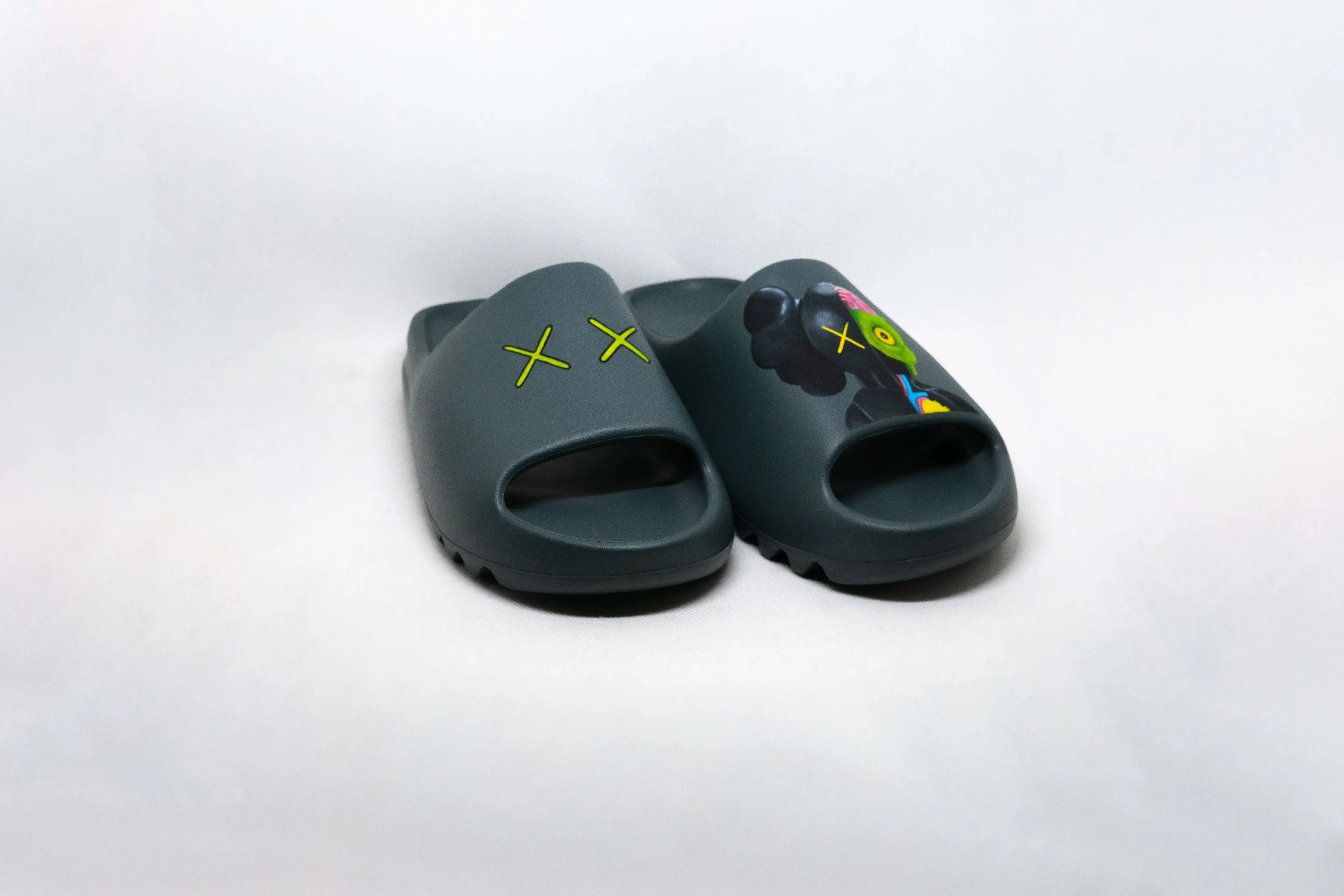 Yeezy SLIDES PIZARRA MARINA KAWS CUSTOM - Imagen 2