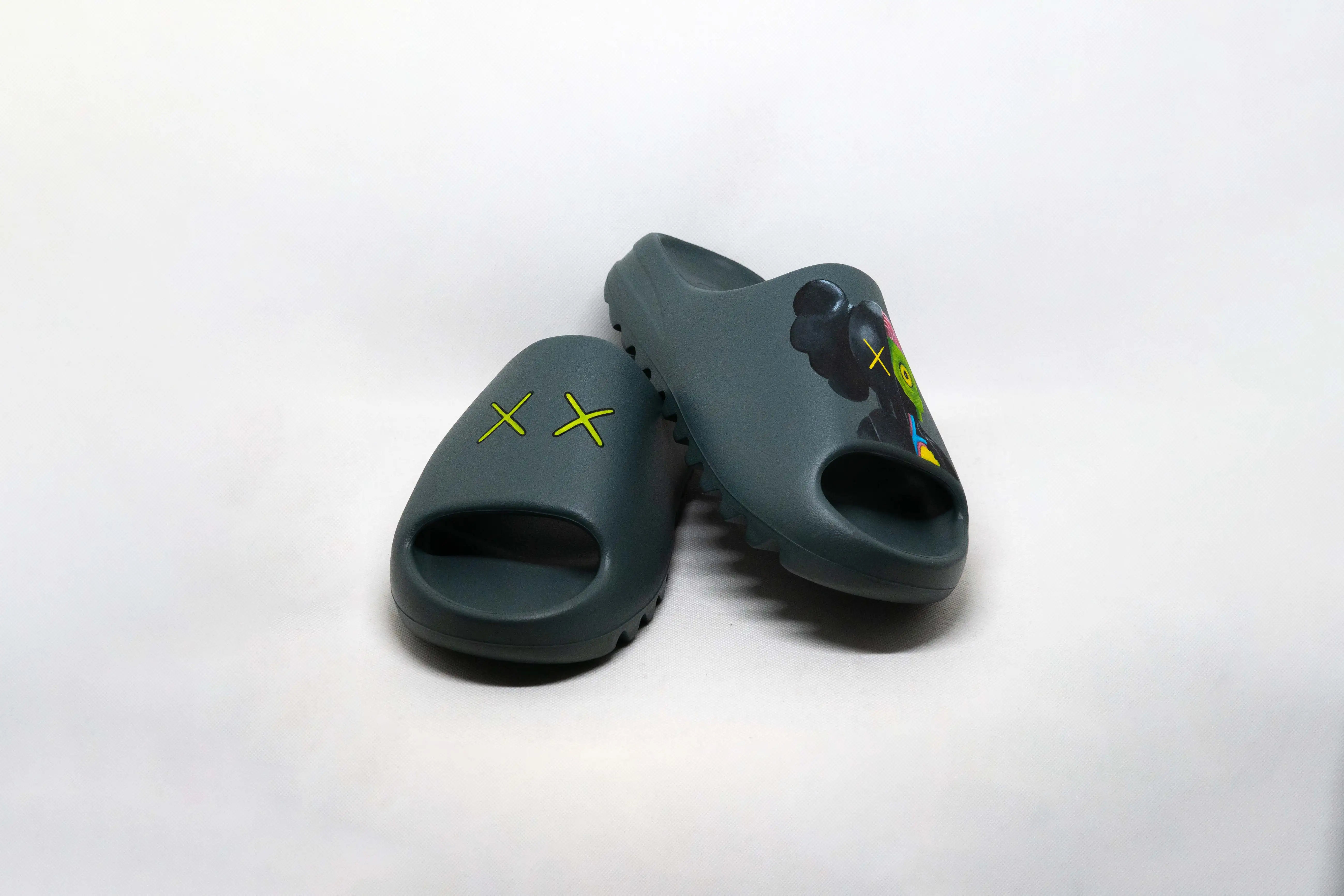 Yeezy SLIDES PIZARRA MARINA KAWS CUSTOM - Imagen 3