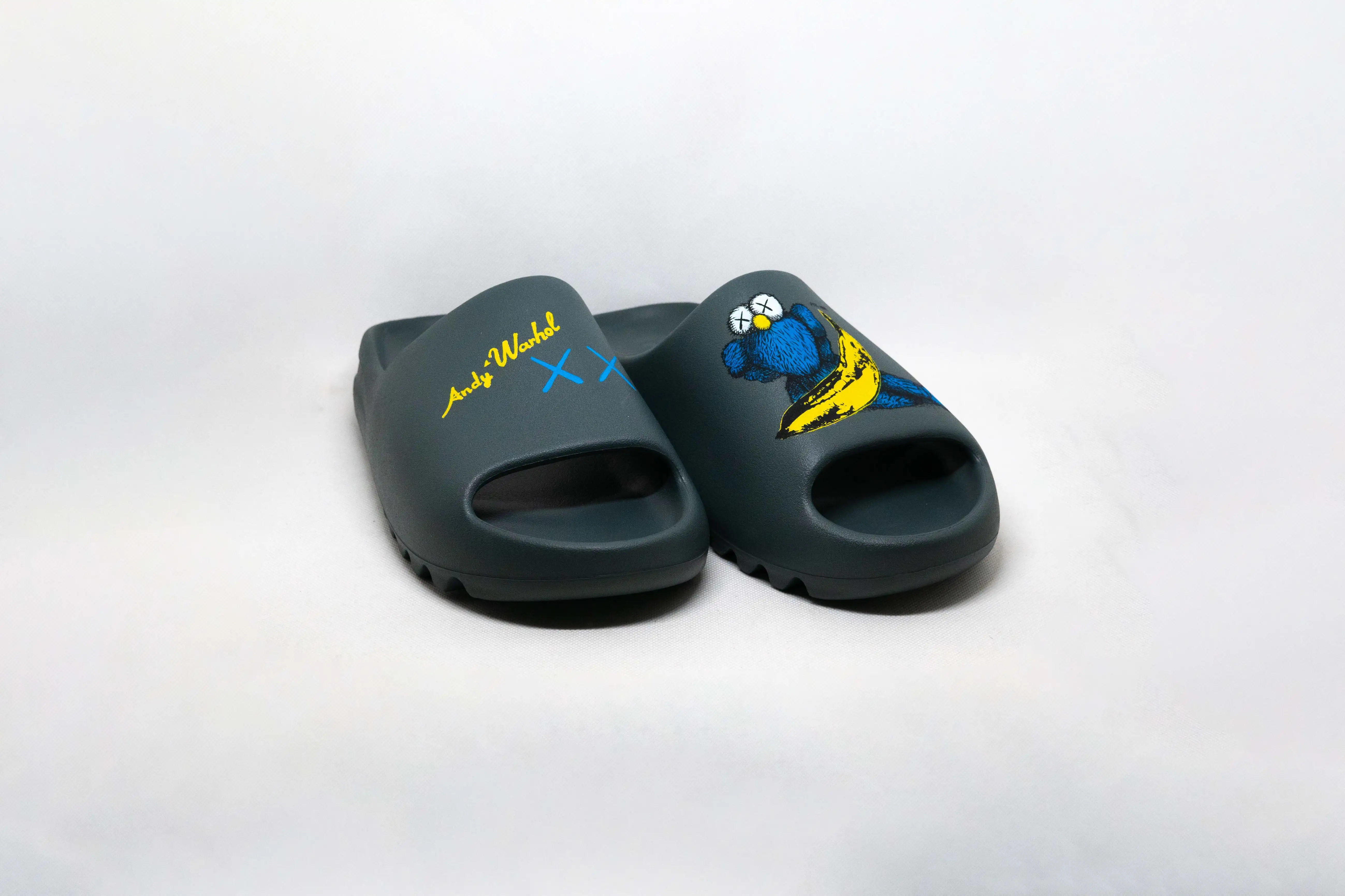 Chanclas Yeezy GRIS PIZARRA KAWS + WARHOL CUSTOM - Imagen 2