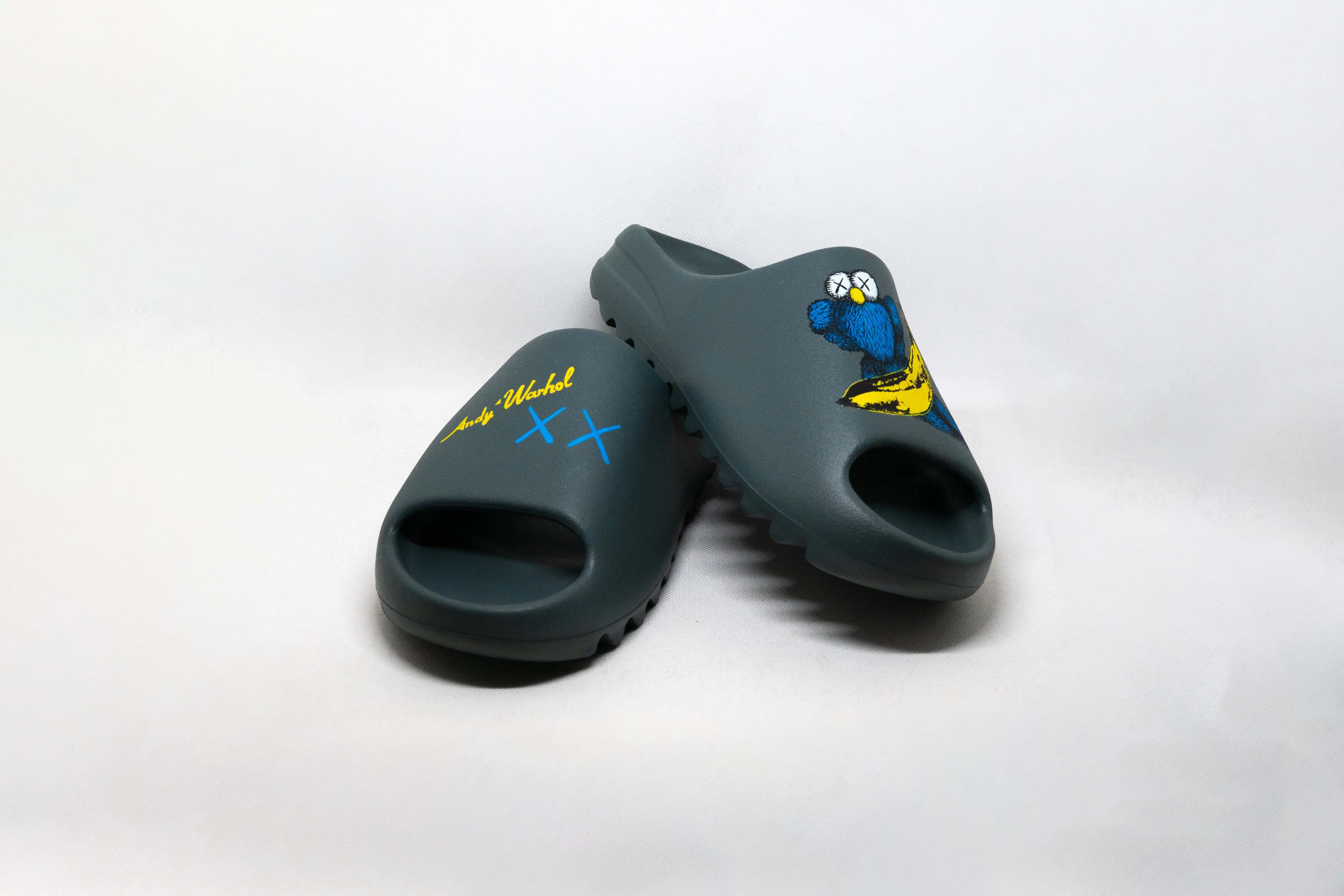 Chanclas Yeezy GRIS PIZARRA KAWS + WARHOL CUSTOM - Imagen 3