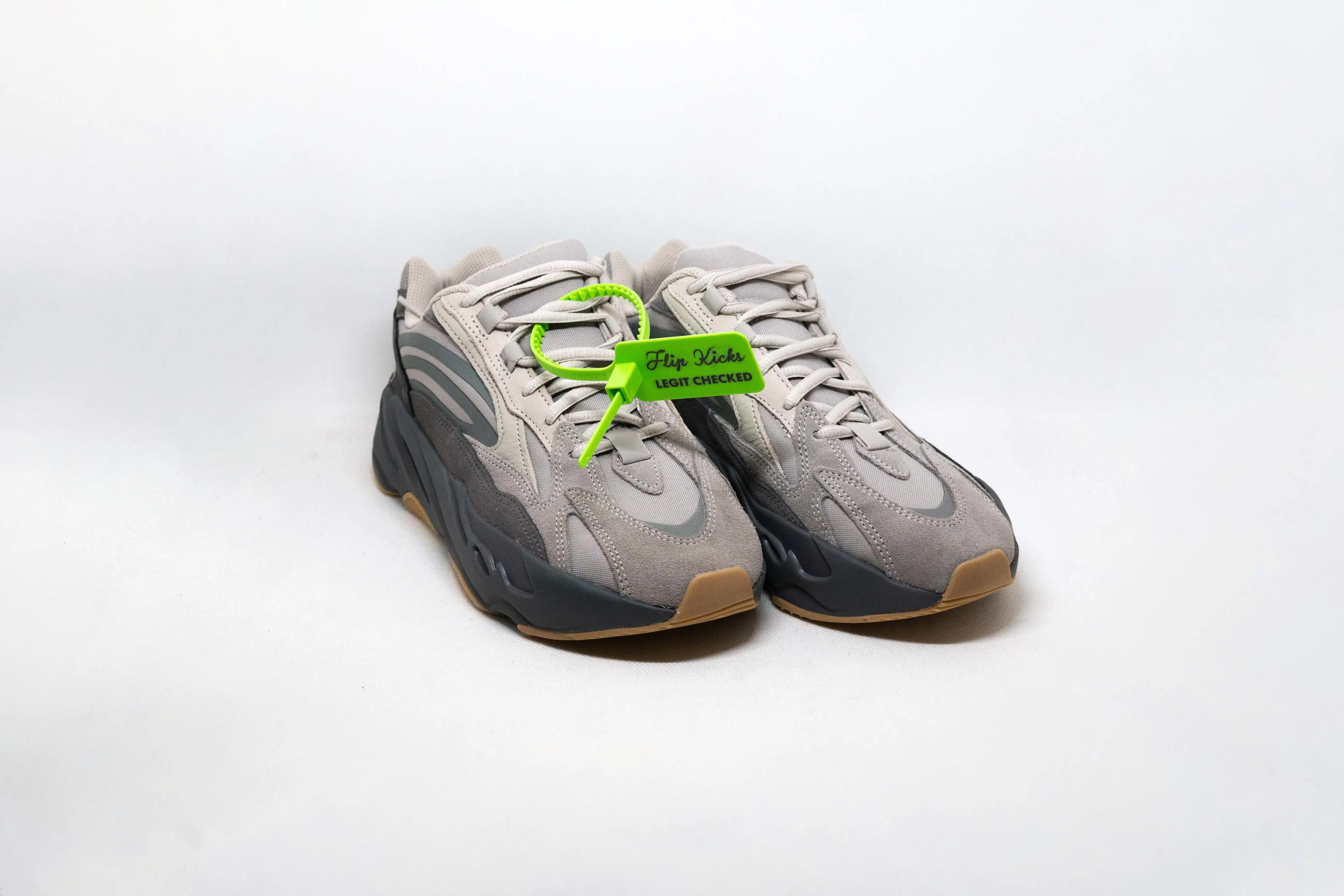 Yeezy Boost 700 V2 TEPHRA - Imagen 2