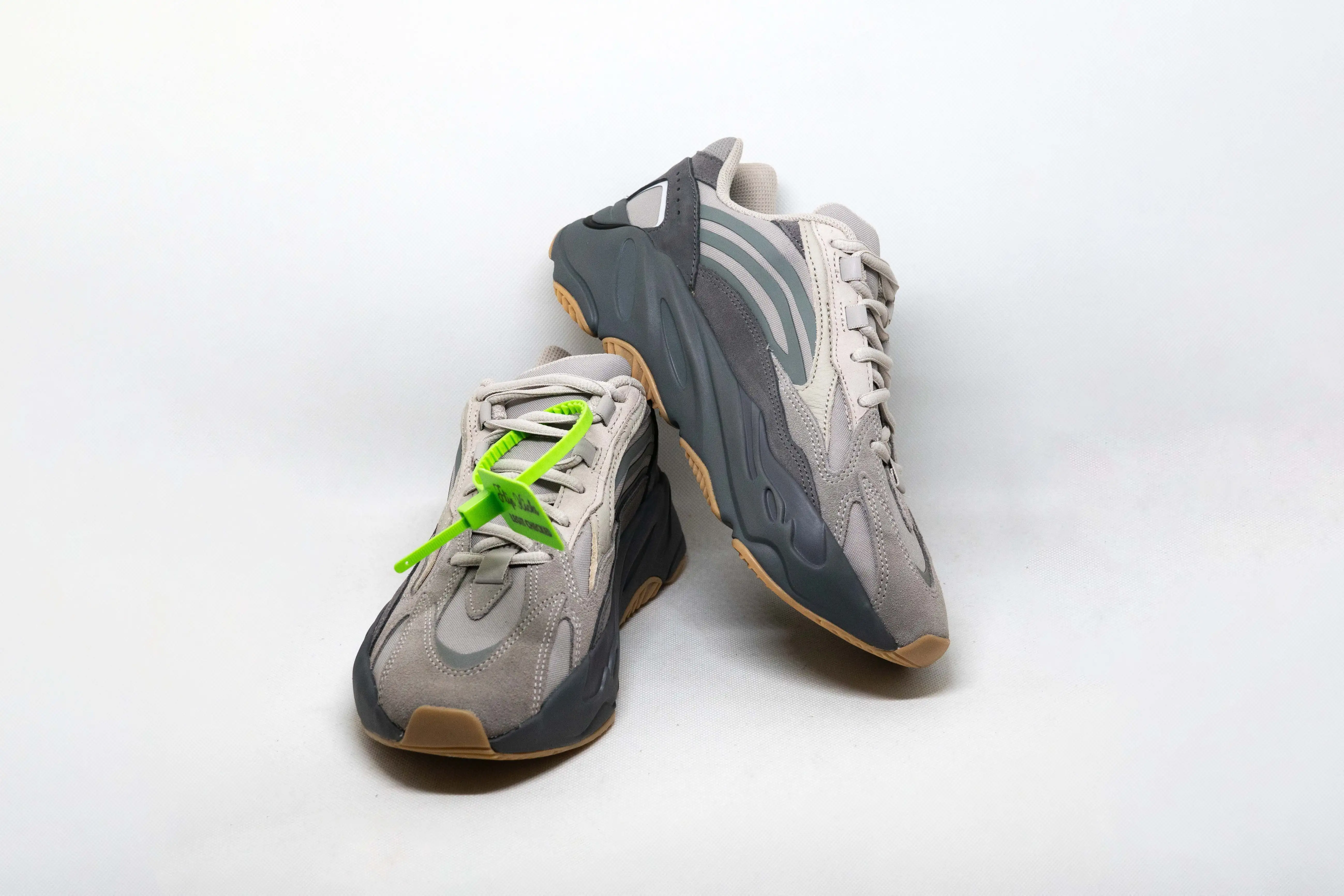 Yeezy Boost 700 V2 TEPHRA - Imagen 3