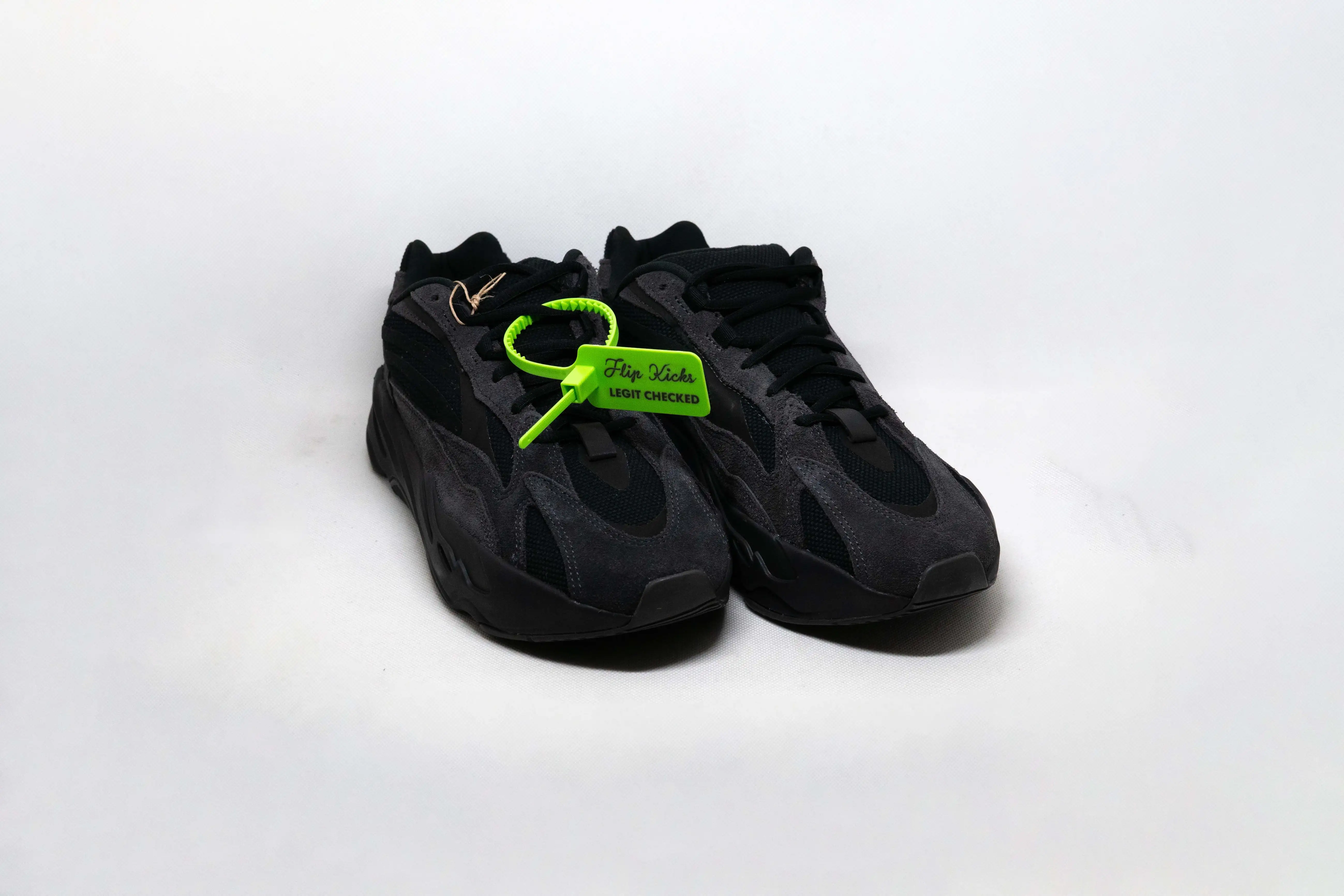 Yeezy Boost 700 V2 Vanta - Imagen 2