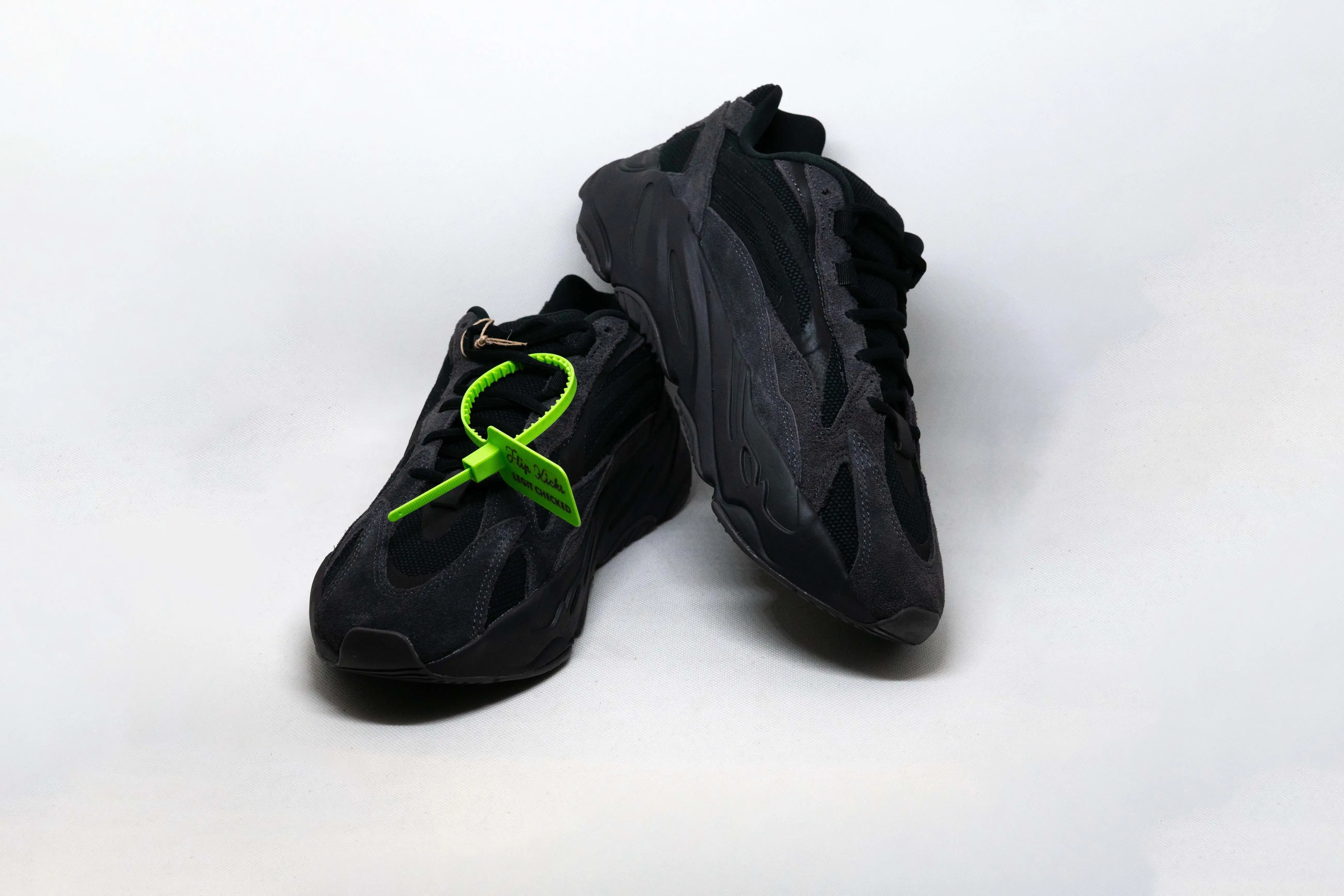 Yeezy Boost 700 V2 Vanta - Imagen 3