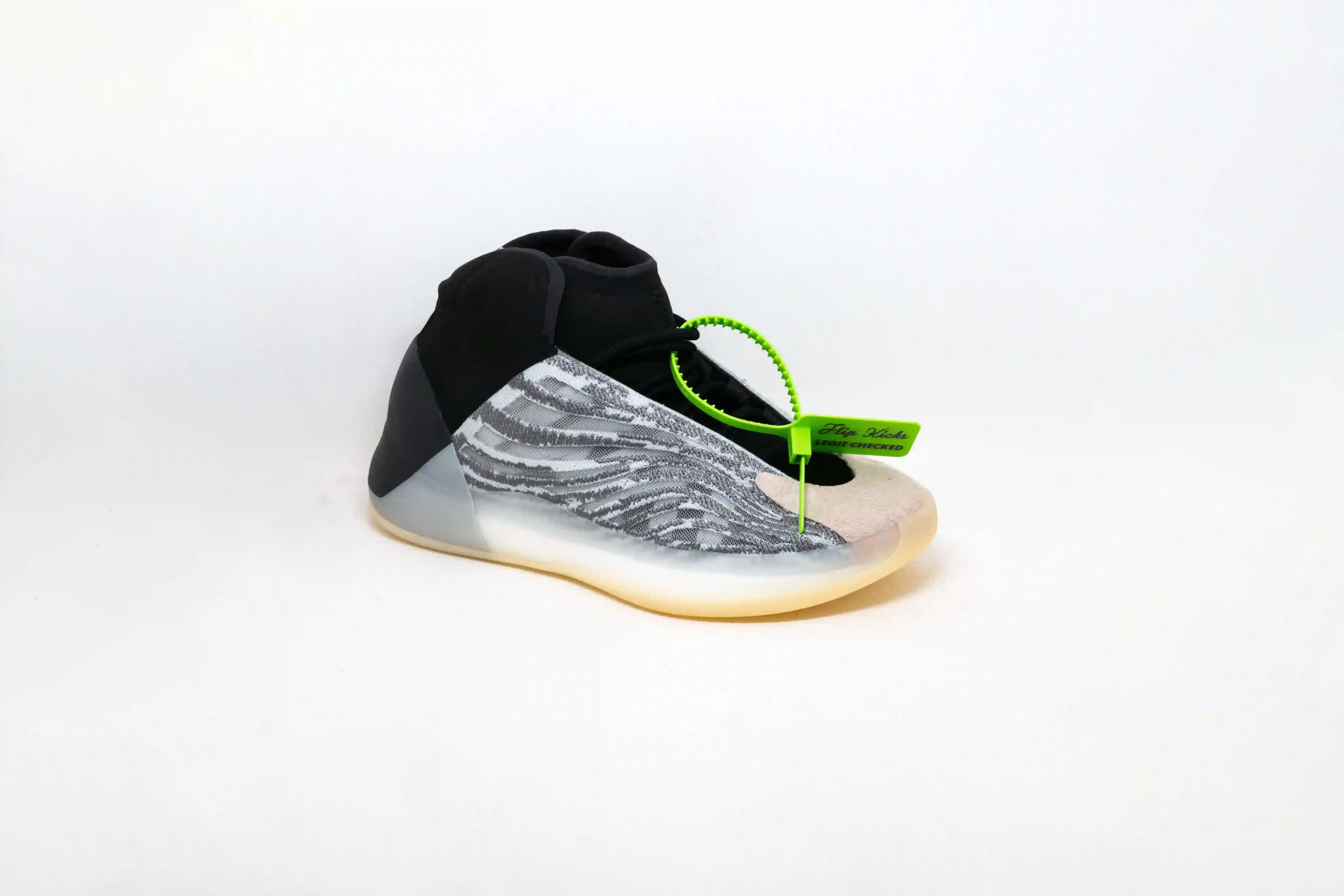 MODELO DE ESTILO DE VIDA Yeezy QNTM