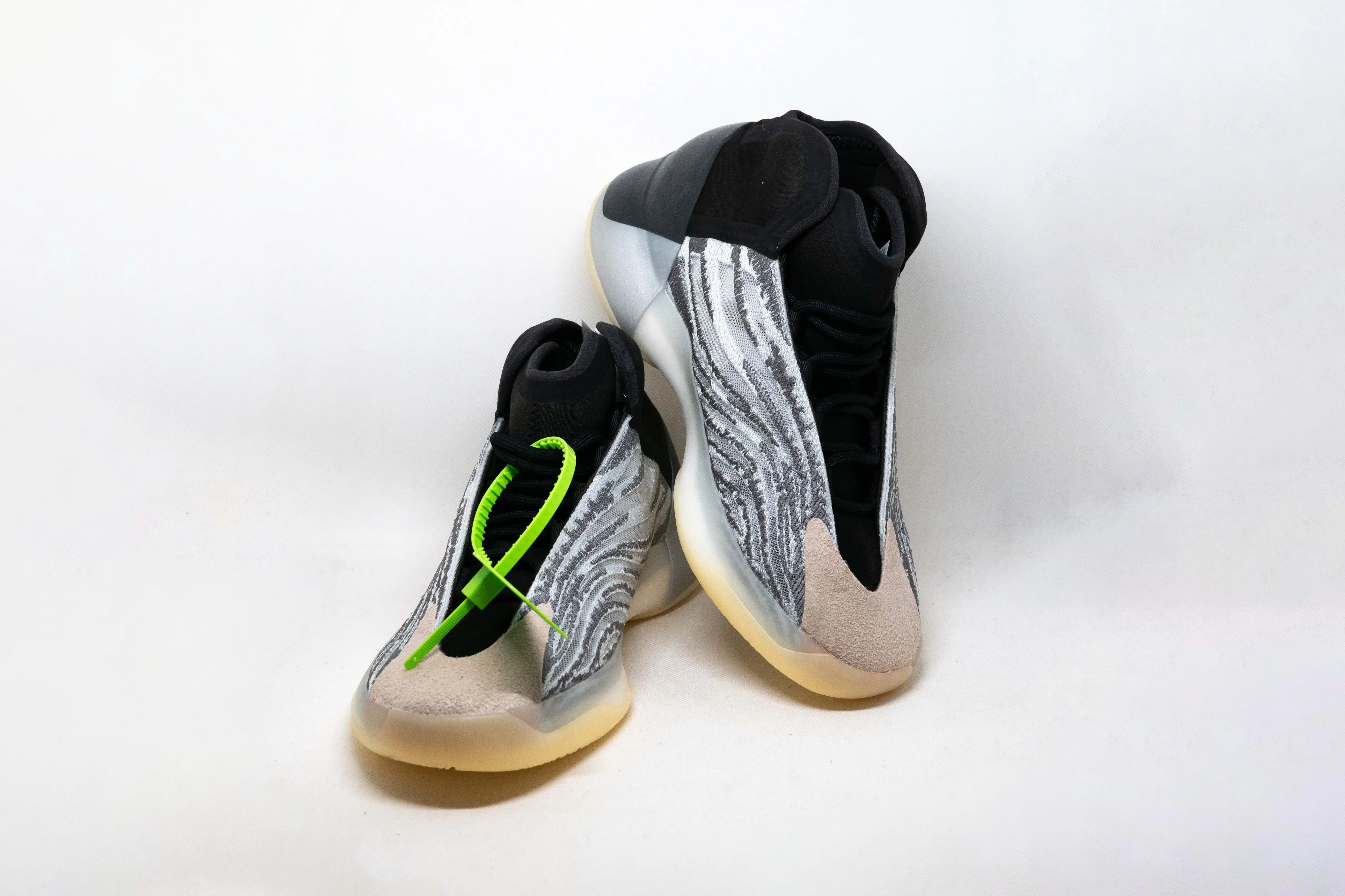 MODELO DE ESTILO DE VIDA Yeezy QNTM - Imagen 3