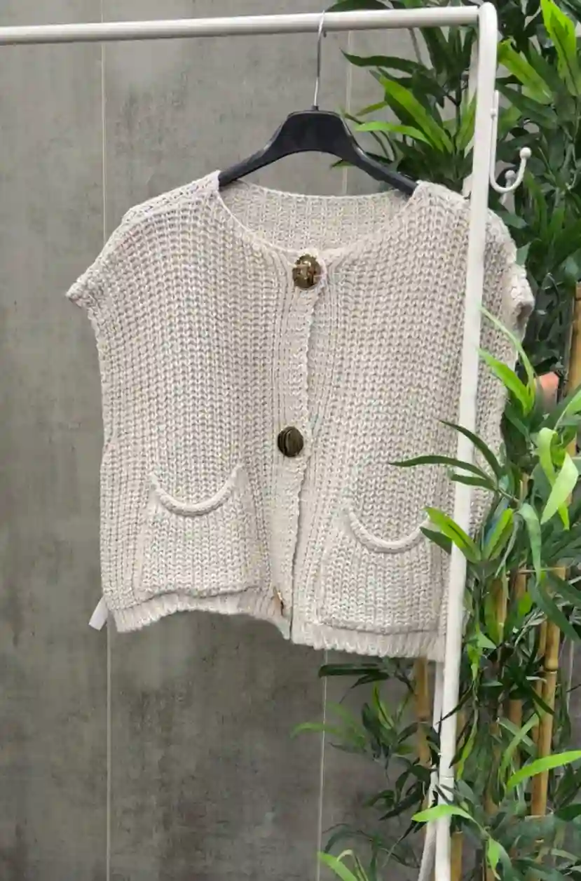 CHALECO PUNTO ABOTONADO BEIGE