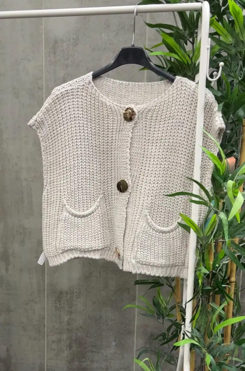 CHALECO PUNTO ABOTONADO BEIGE
