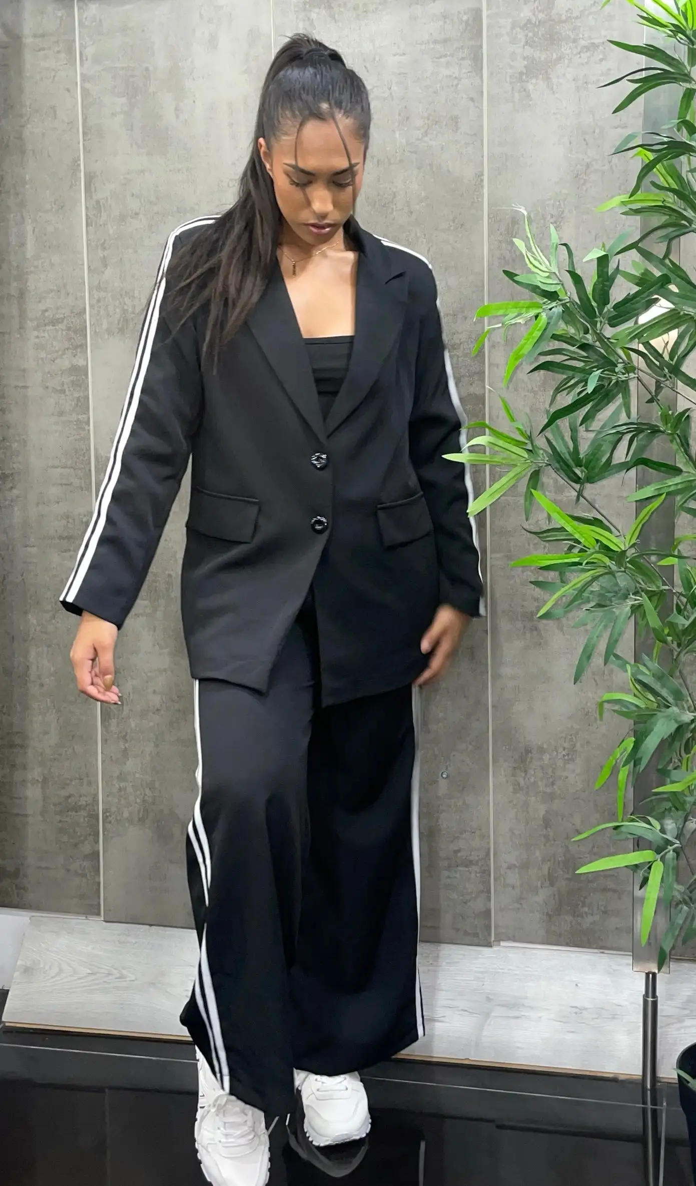 CONJUNTO TRAJE LÍNEAS NEGRO