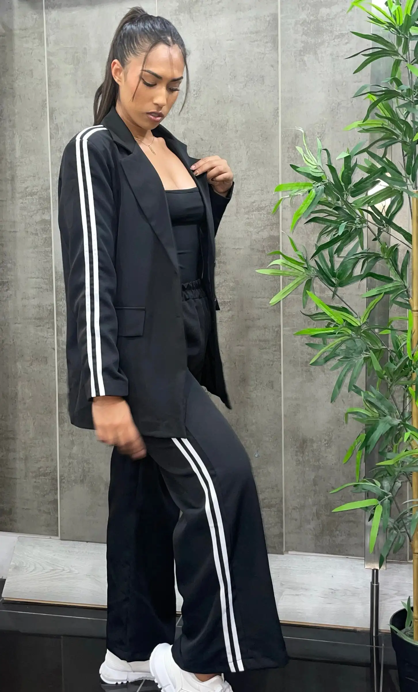 CONJUNTO TRAJE LÍNEAS NEGRO - Imagen 2