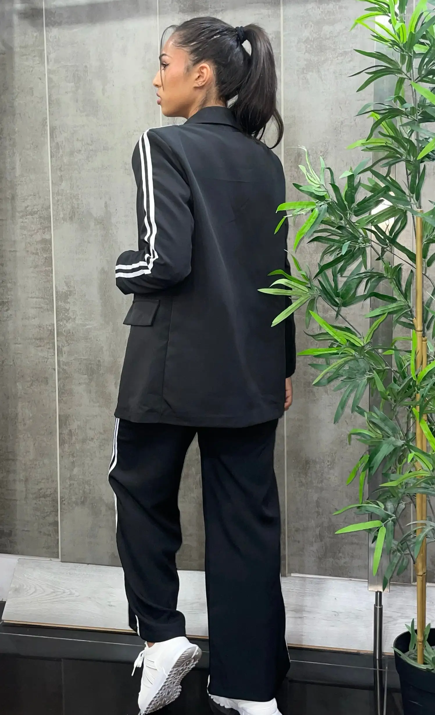 CONJUNTO TRAJE LÍNEAS NEGRO - Imagen 3