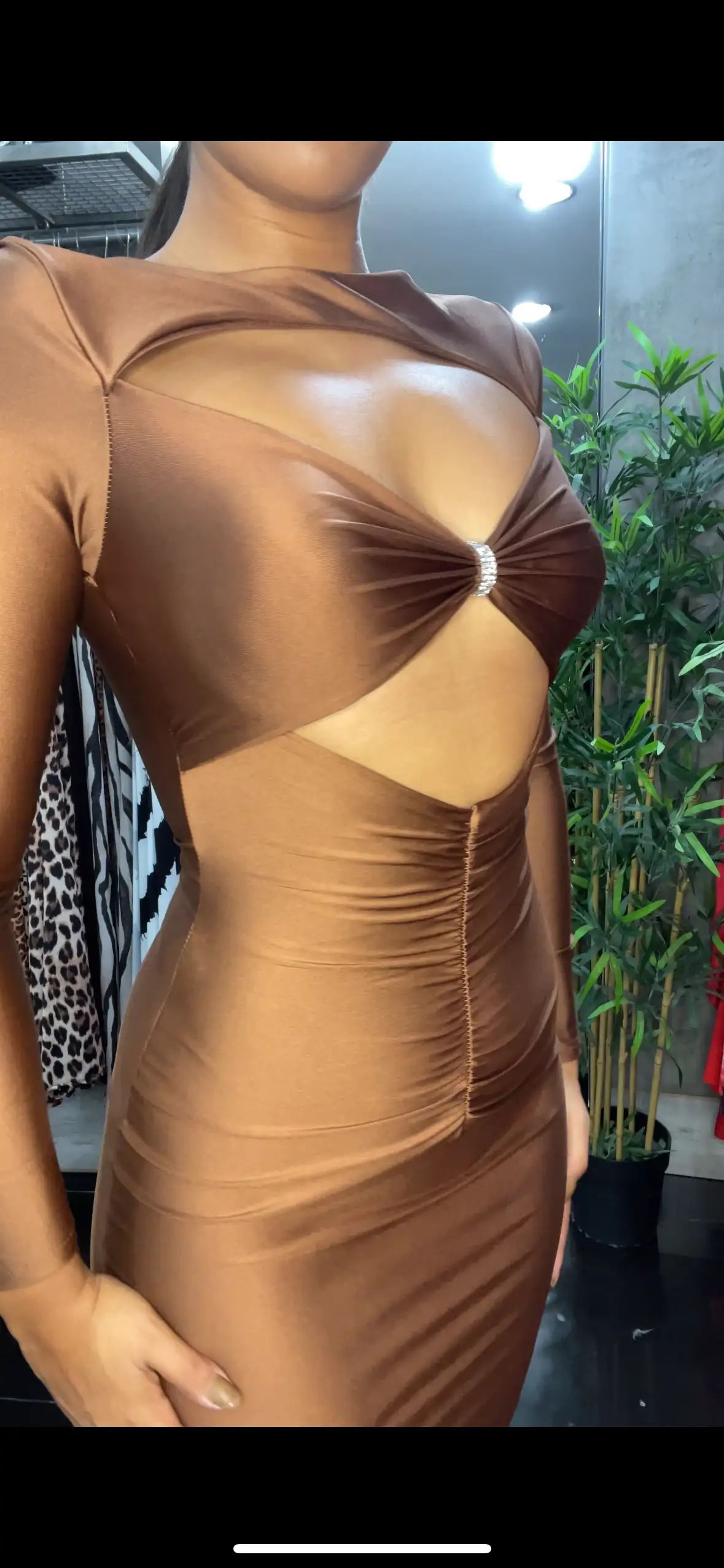 VESTIDO BROCHE BRILLO CHOCOLATE - Imagen 2