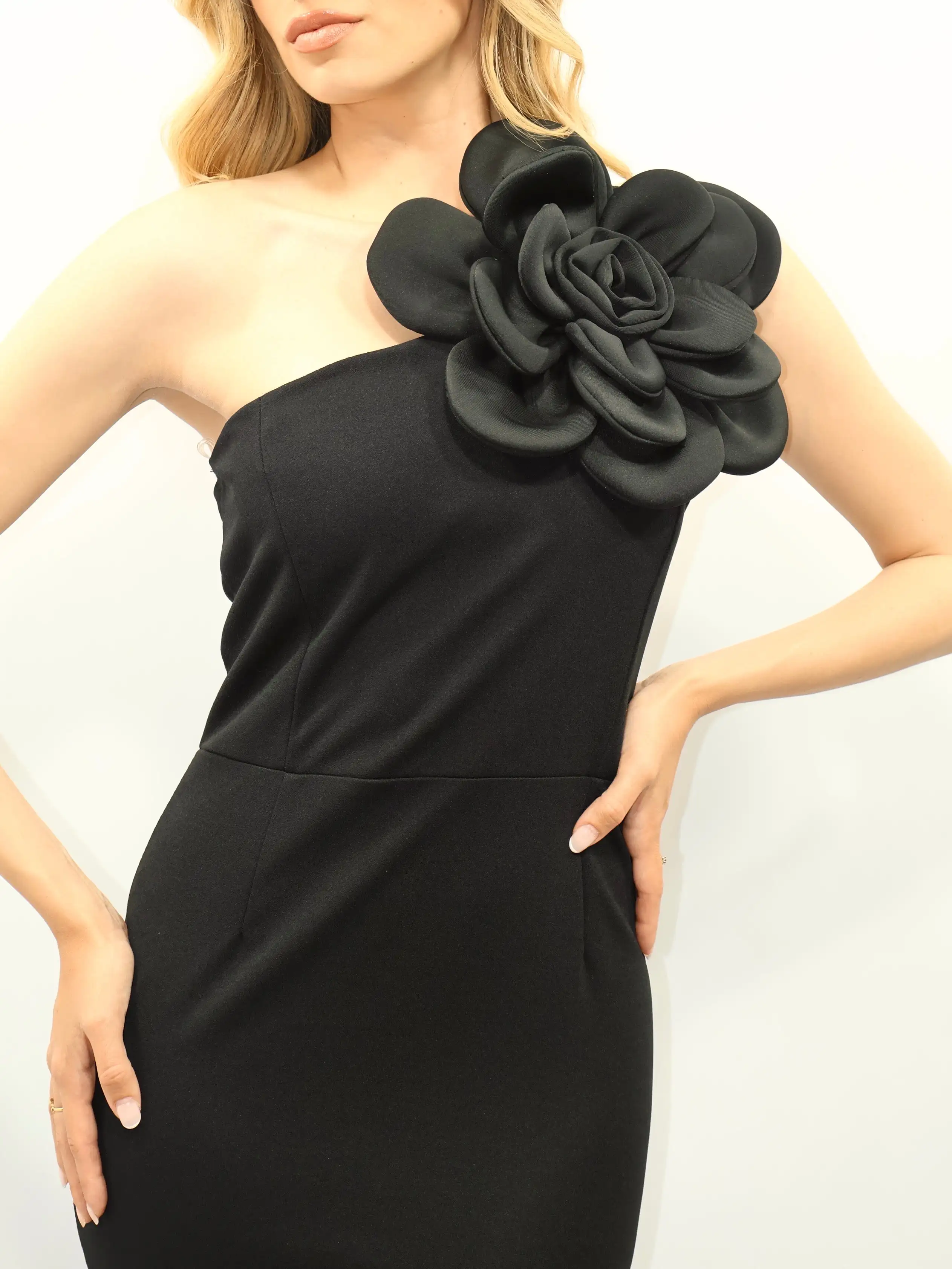 VESTIDO FLOR PECHO NEGRO - Imagen 2