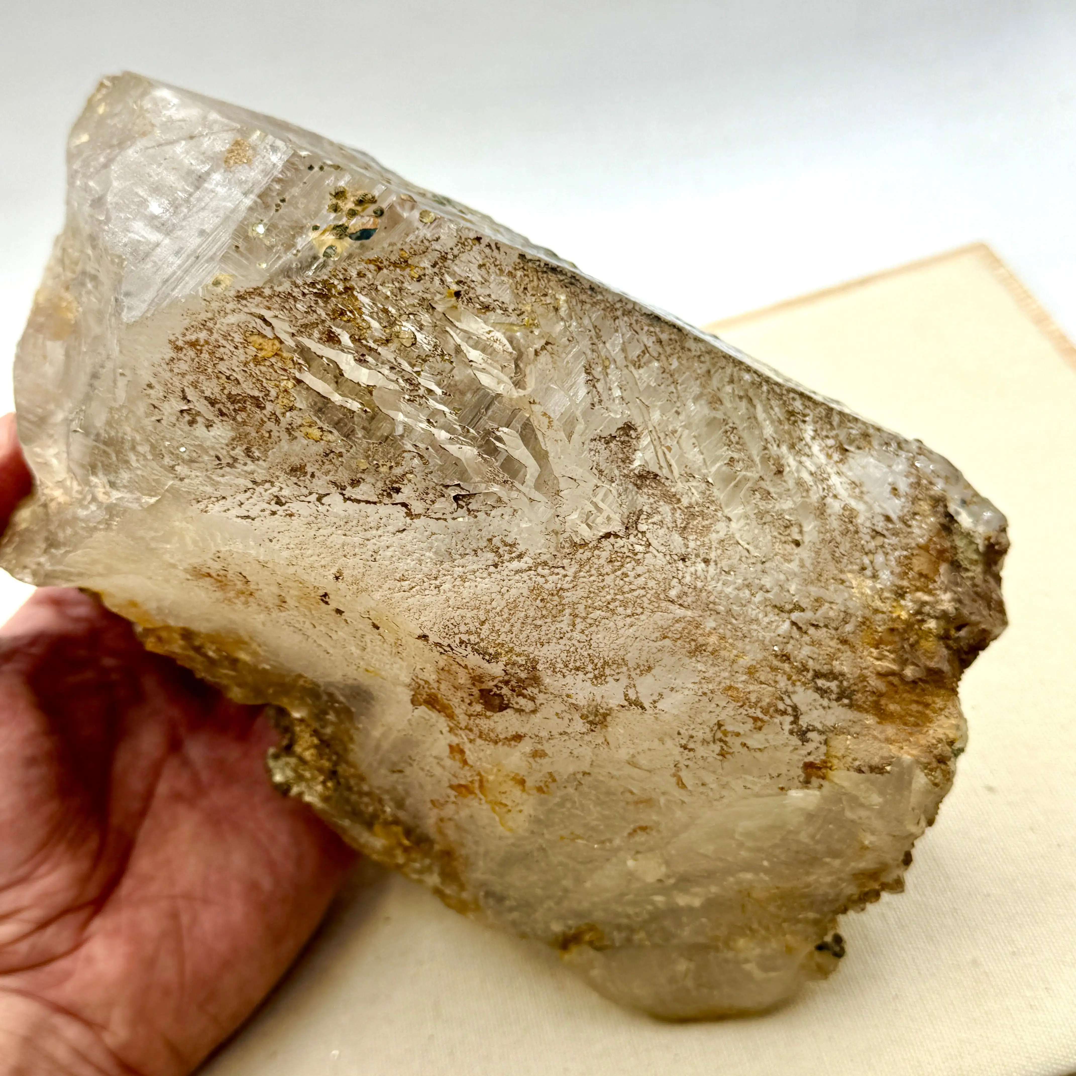 CUARZO ARCOÍRIS CON BIOTITA Y HEMATITA 3,7 kg. - Imagen 2
