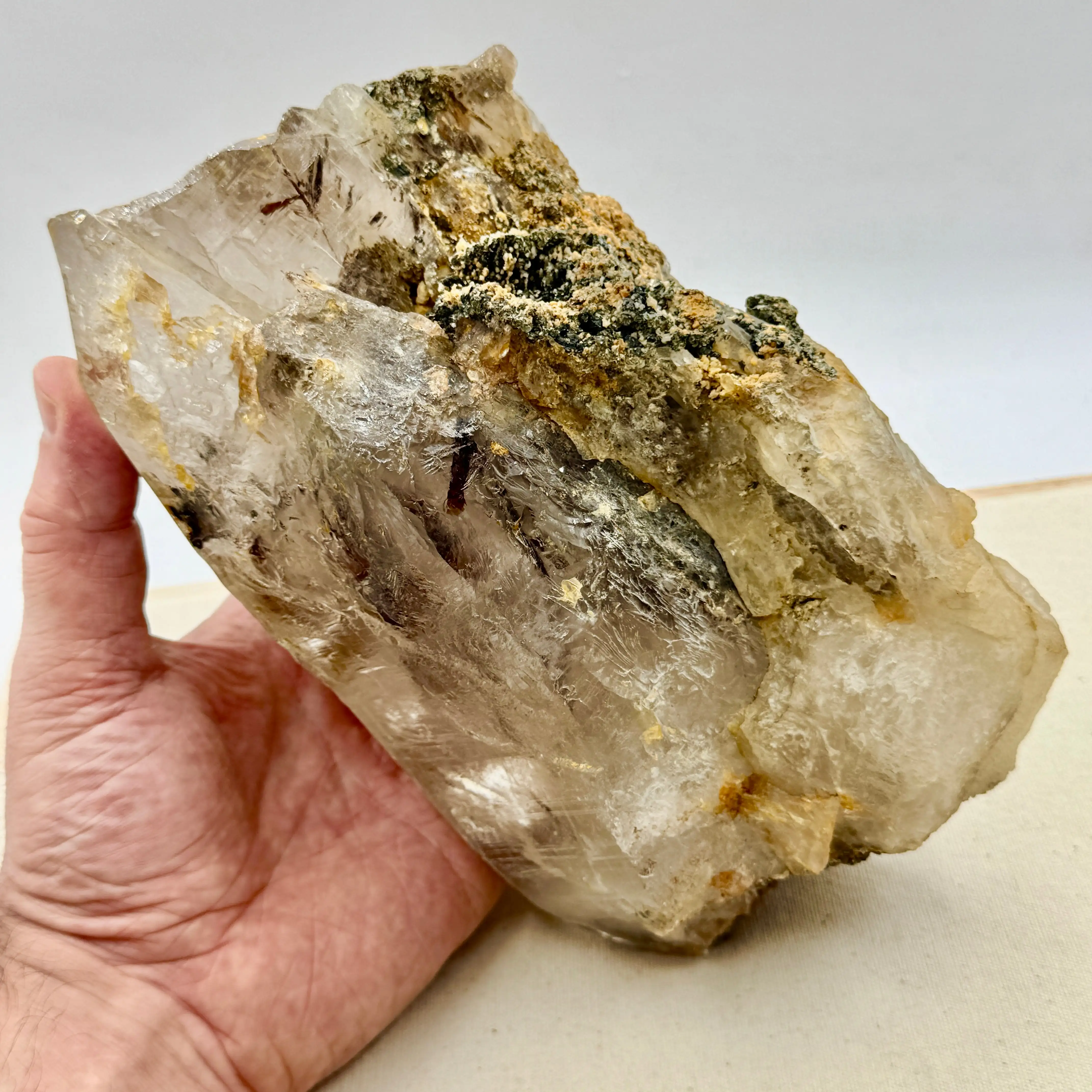 CUARZO ARCOÍRIS CON BIOTITA Y HEMATITA 3,7 kg. - Imagen 3