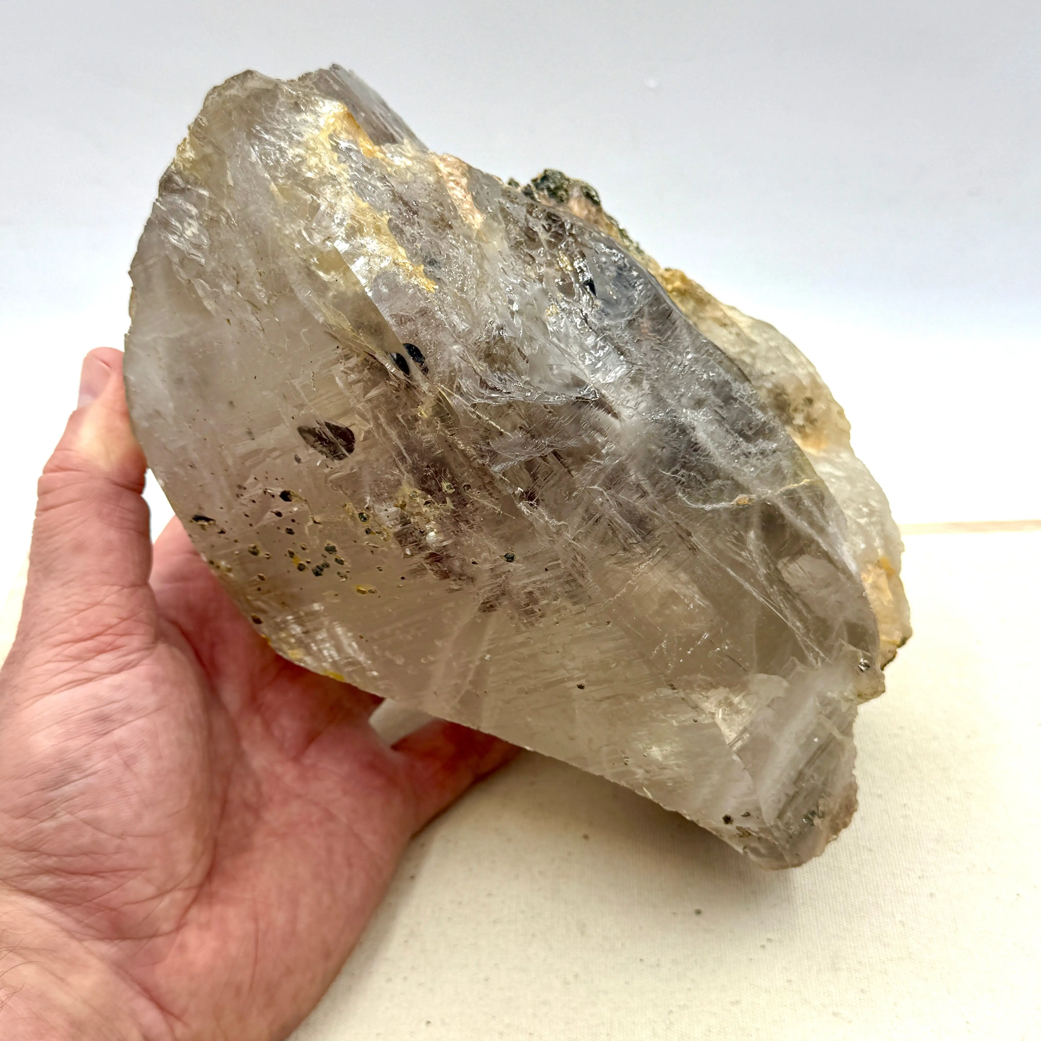CUARZO ARCOÍRIS CON BIOTITA Y HEMATITA 3,7 kg. - Imagen 4