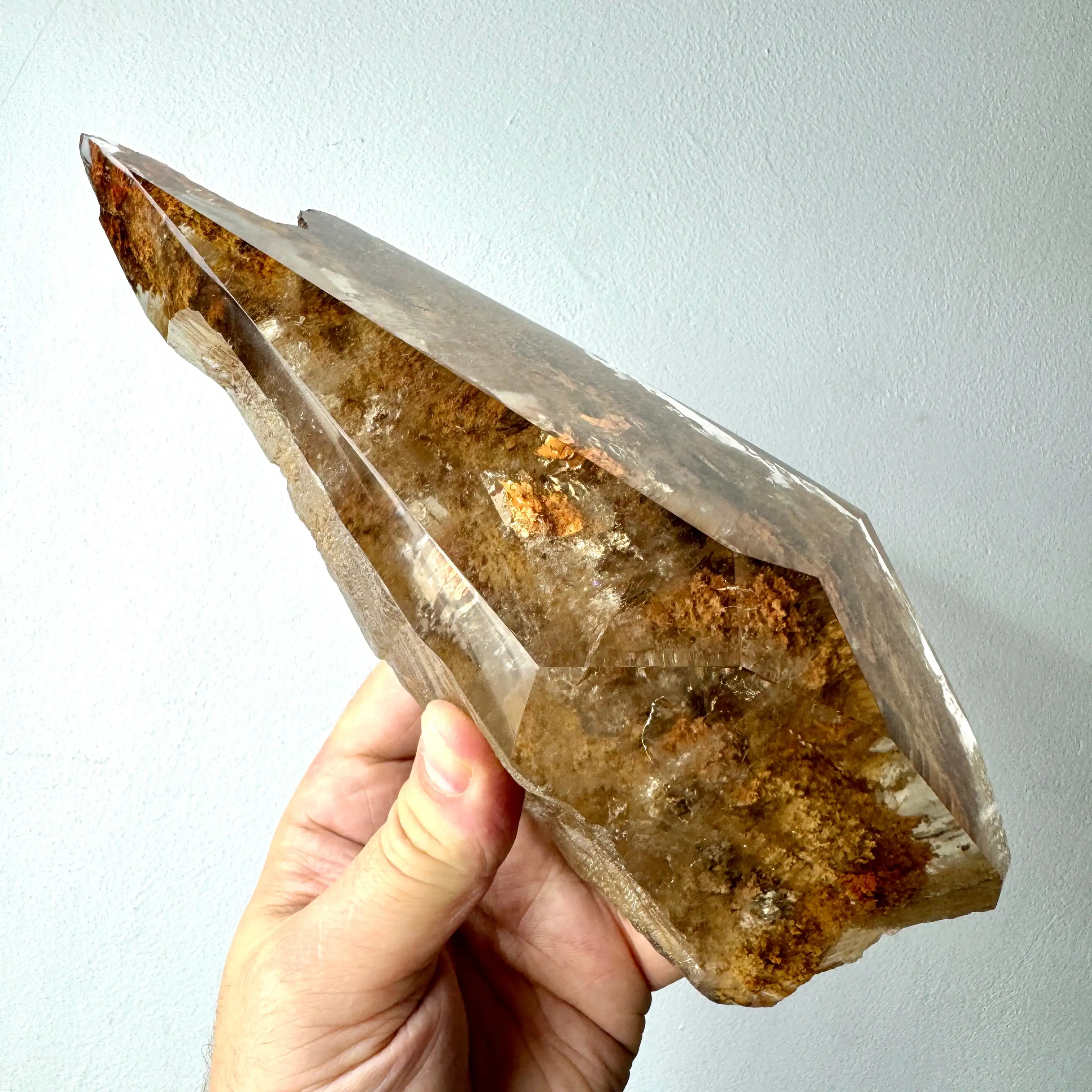 CUARZO MAESTRO CHAMÁNICO CON INCLUSIONES DE PIRITA, COBRE y LODOLITA - Imagen 4
