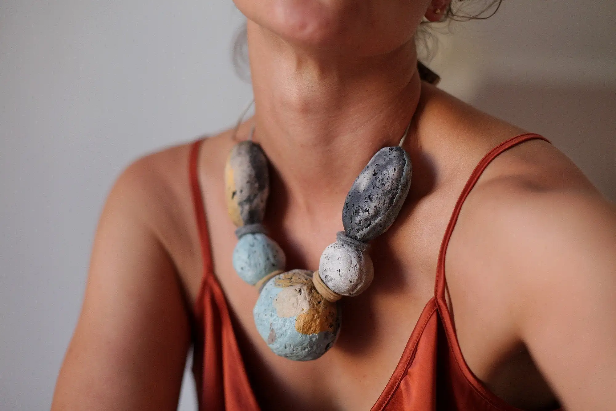 Collar de cerámica a la luz de la luna - raku disparado - listo para enviar OOAK - Imagen 8