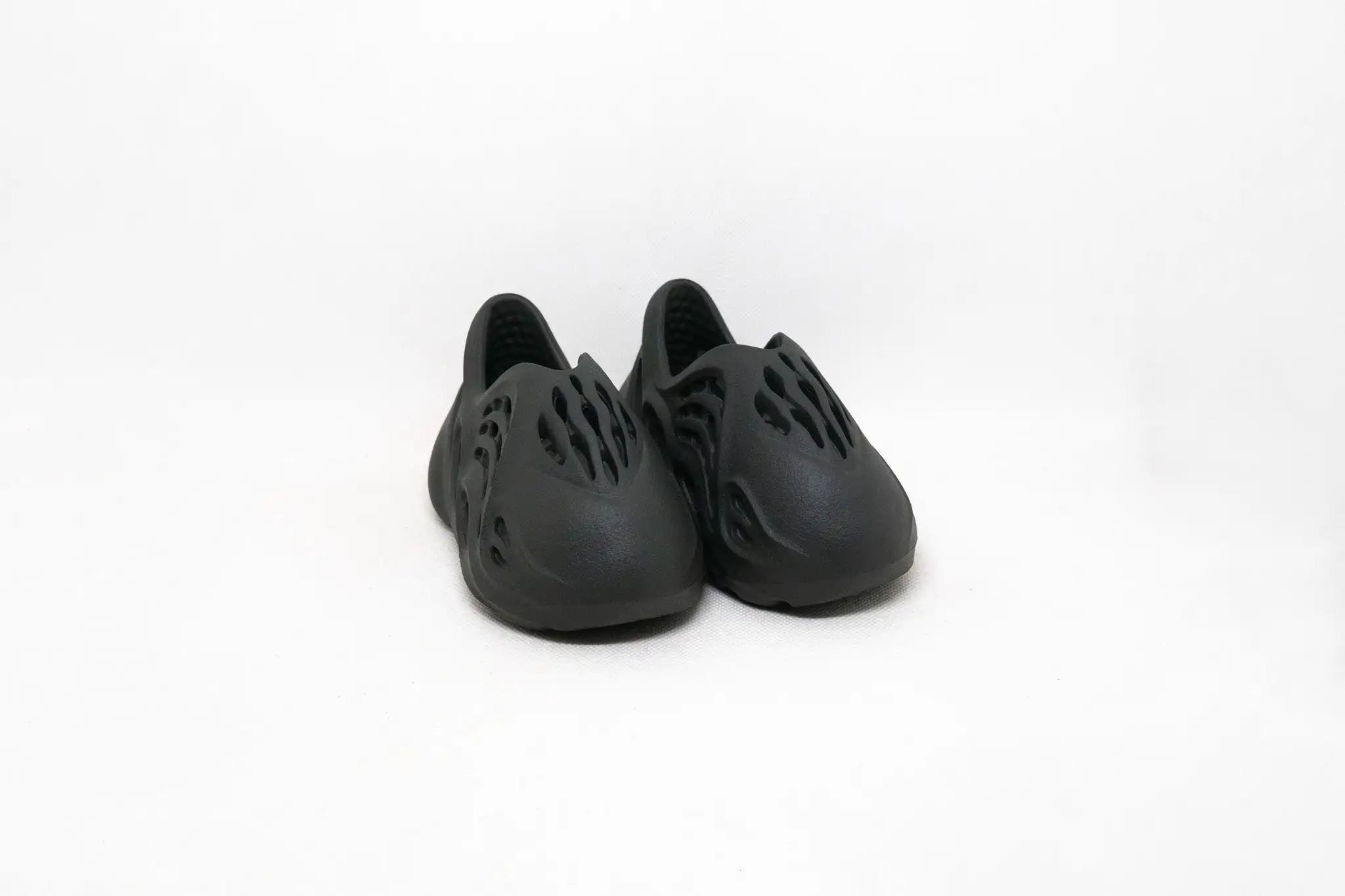 Yeezy FOAM RNNR CARBONO NIÑOS - Imagen 2