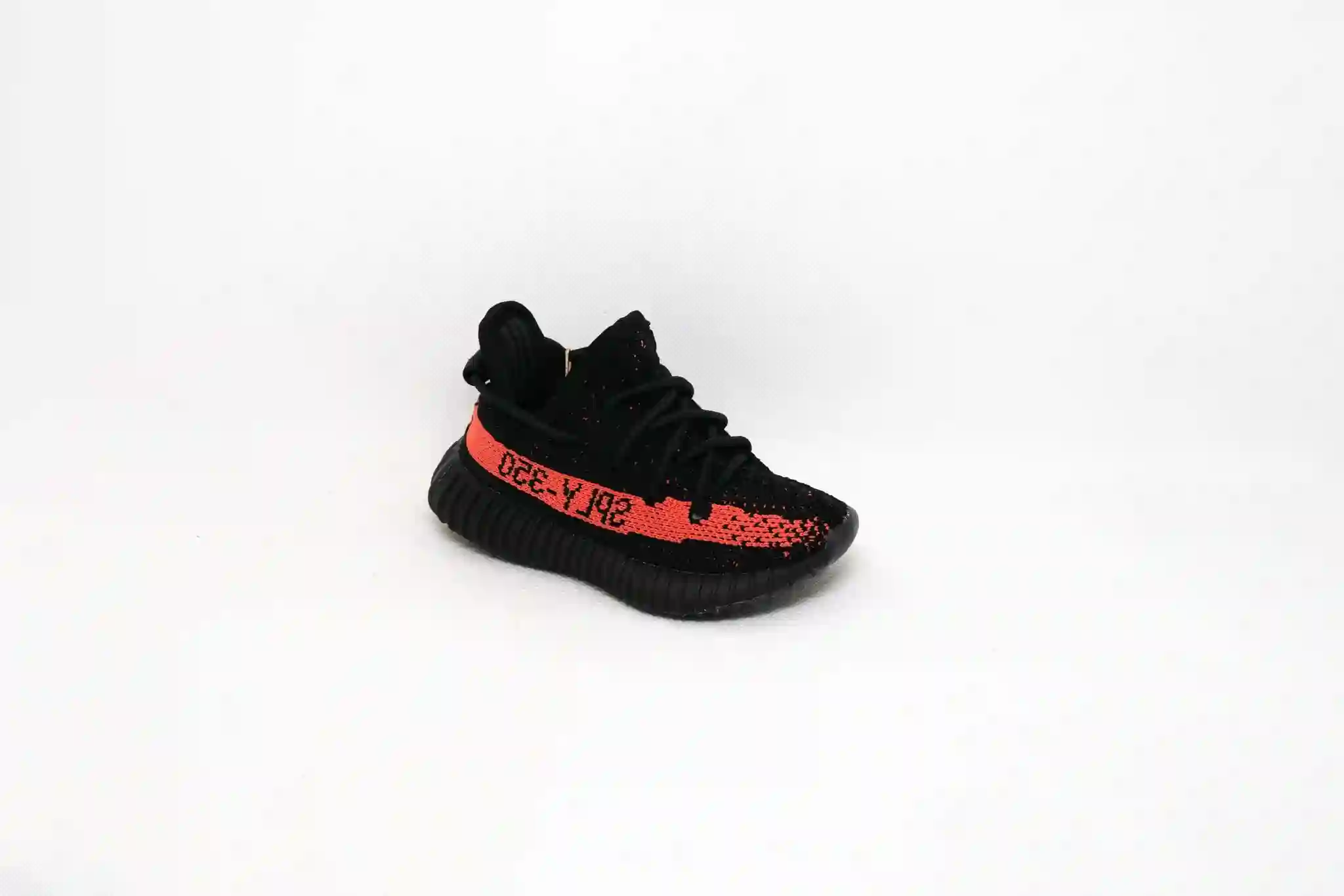 Yeezy Boost 350 V2 CORE NEGRO ROJO NIÑO