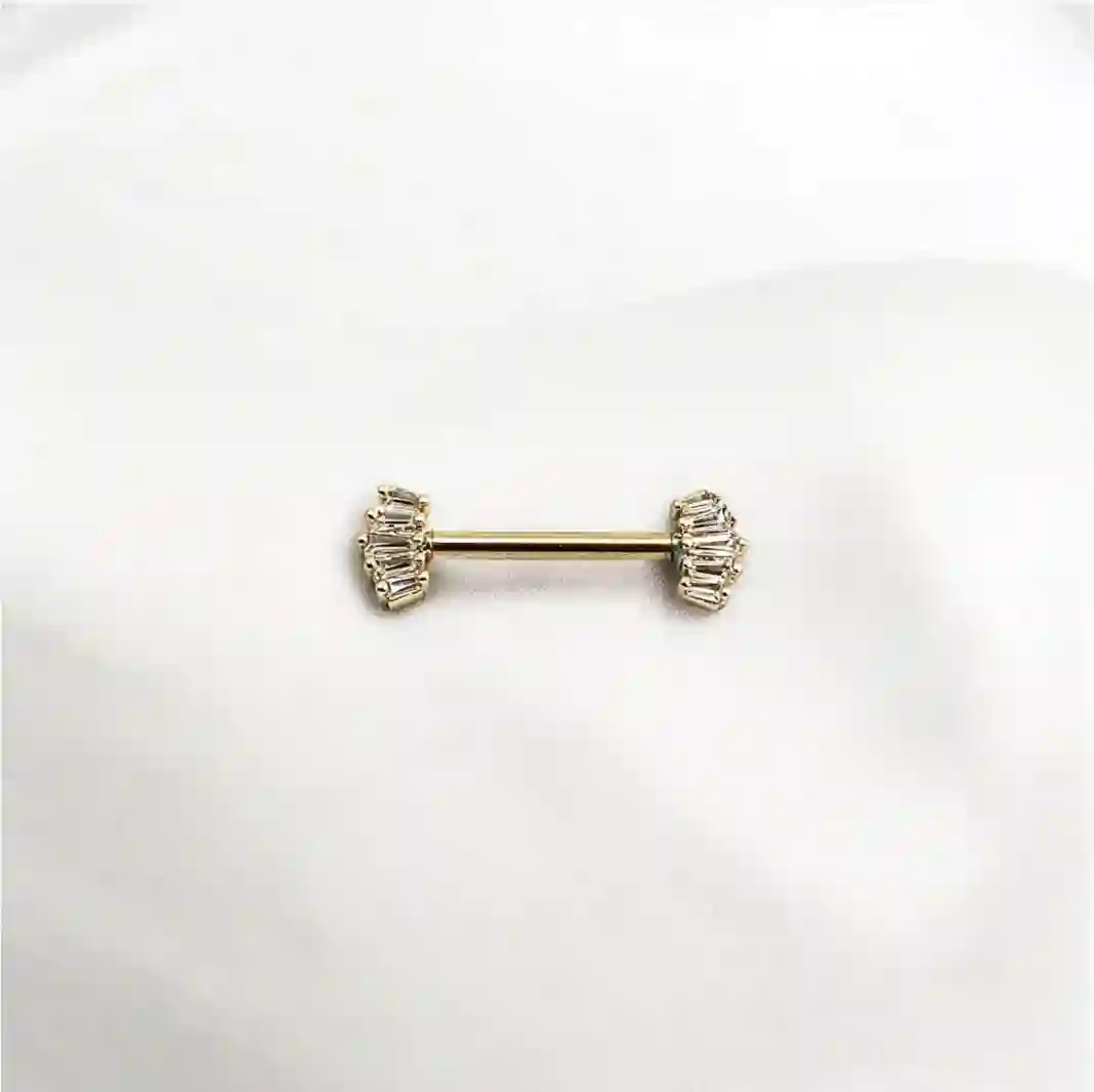 Piercing pezón pétalo ornamental con brillos engarzados