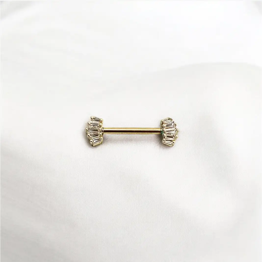 Piercing pezón pétalo ornamental con brillos engarzados
