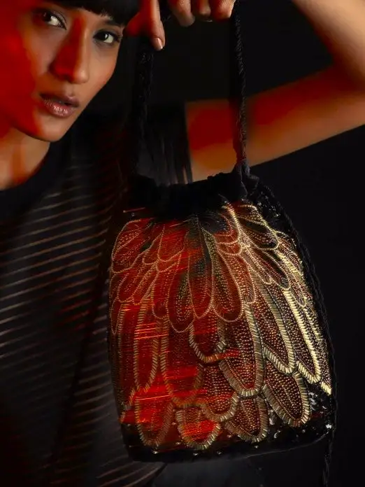 Bolso tipo bombonera de plumas - Imagen 3