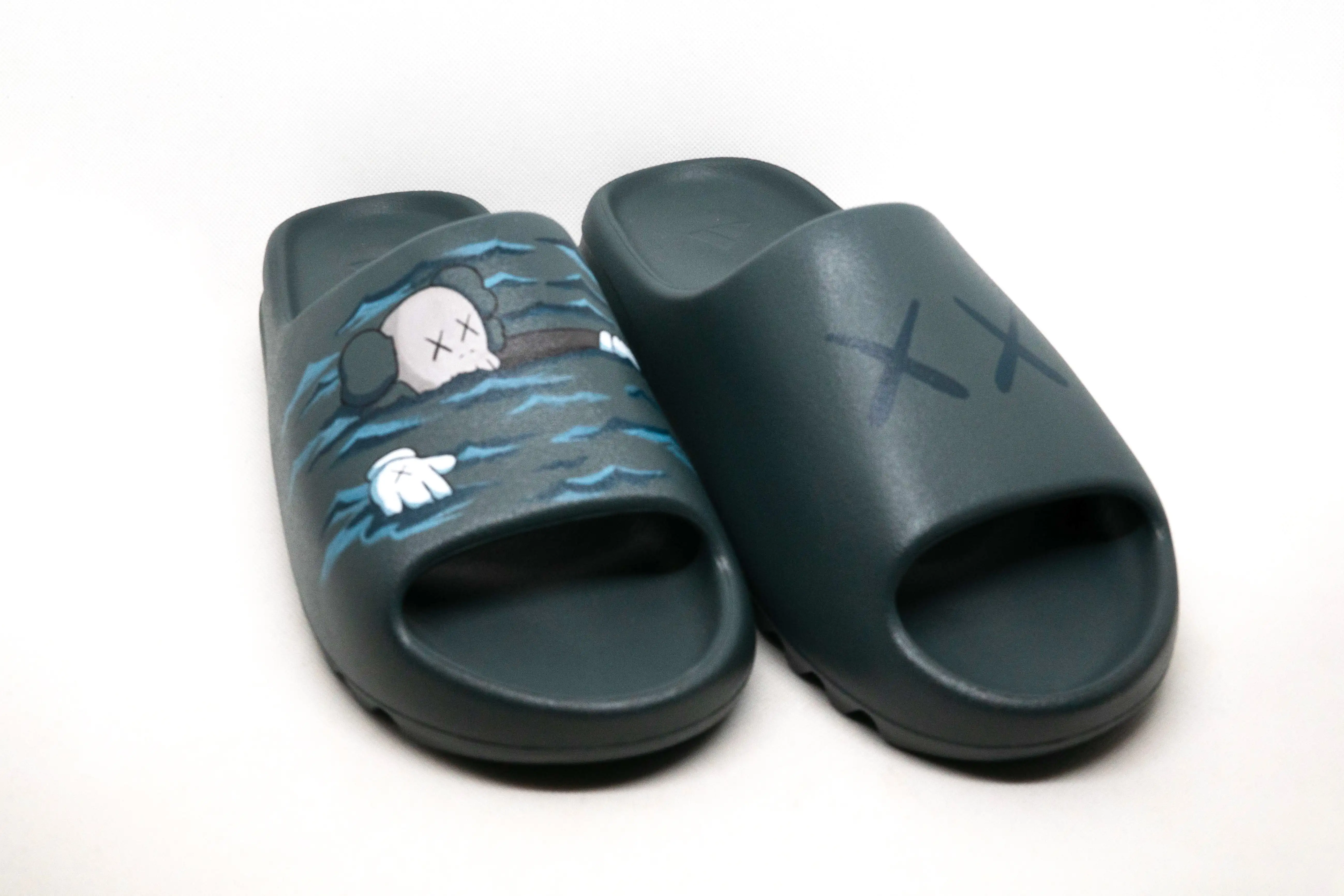 Yeezy SLIDES PIZARRA MARINA KAWS CUSTOM - Imagen 2