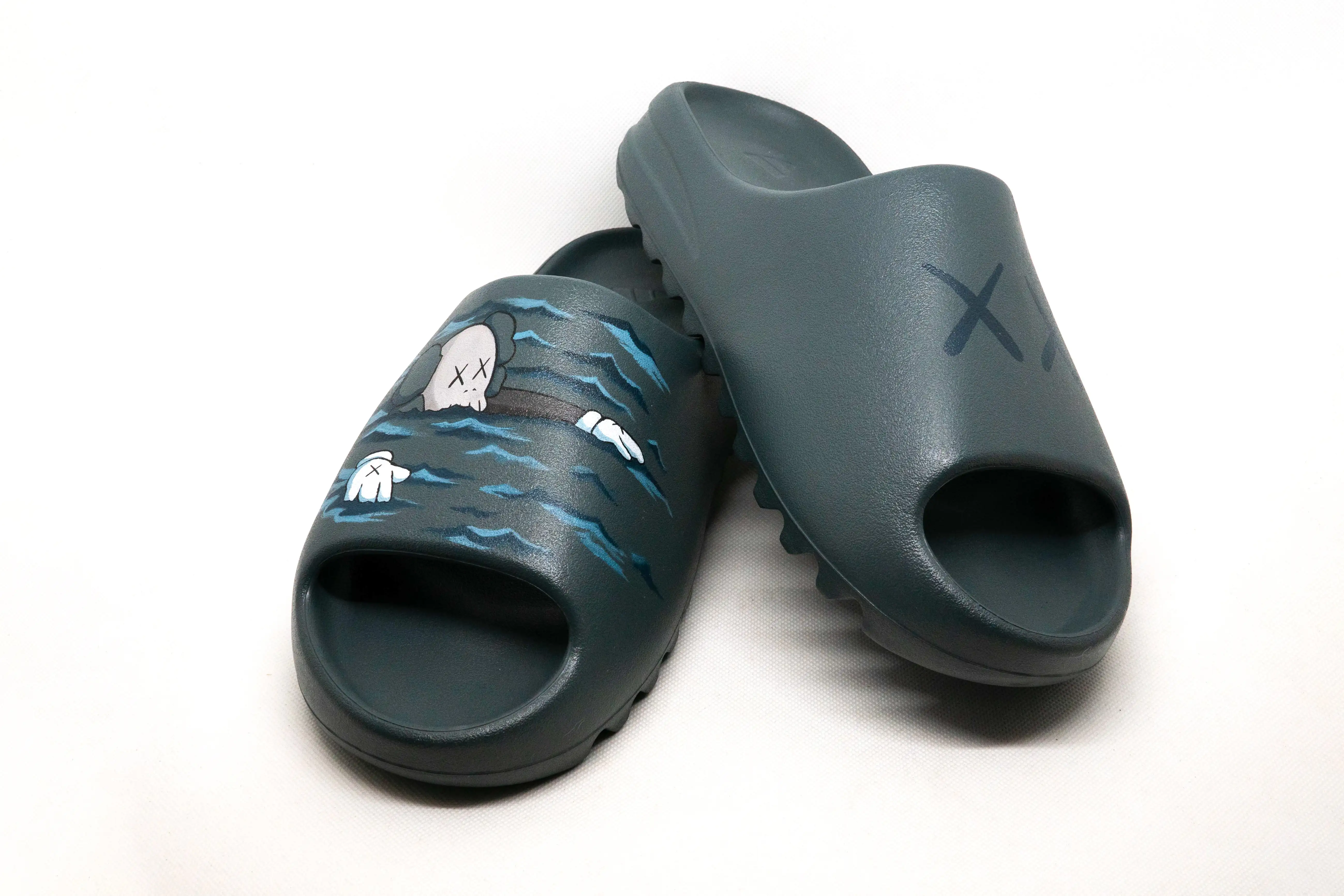 Yeezy SLIDES PIZARRA MARINA KAWS CUSTOM - Imagen 3