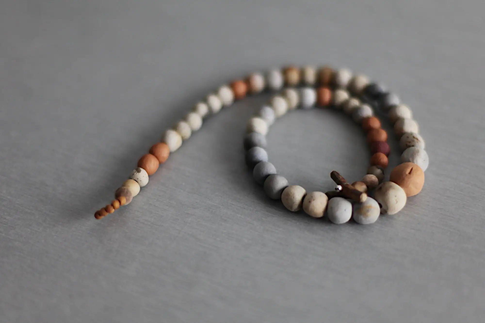 Maya - Collar de cuentas de cerámica levantado de las cenizas 44,5 cm OOAK - Imagen 4