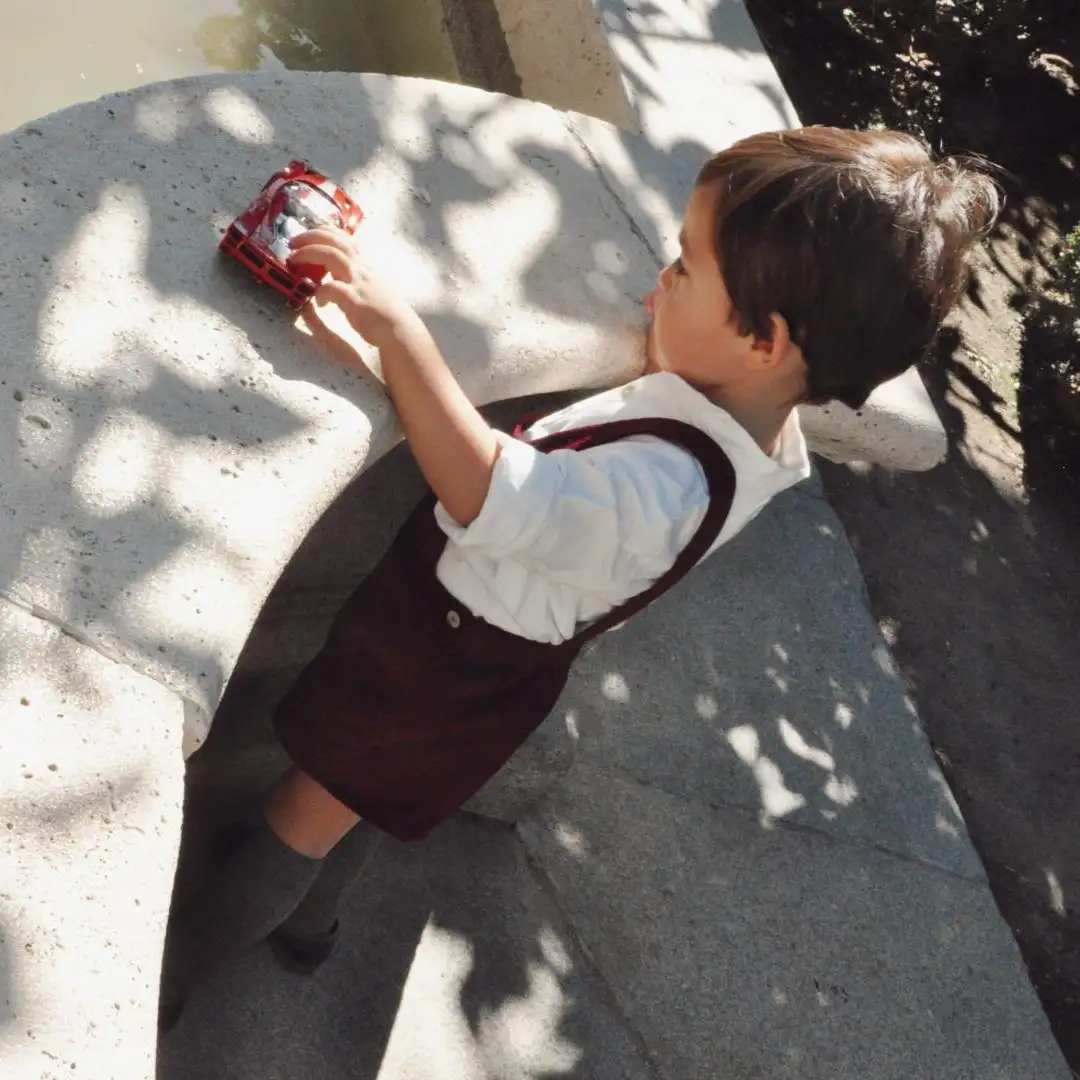 Short burgundy corduroy dungarees - Image 5
