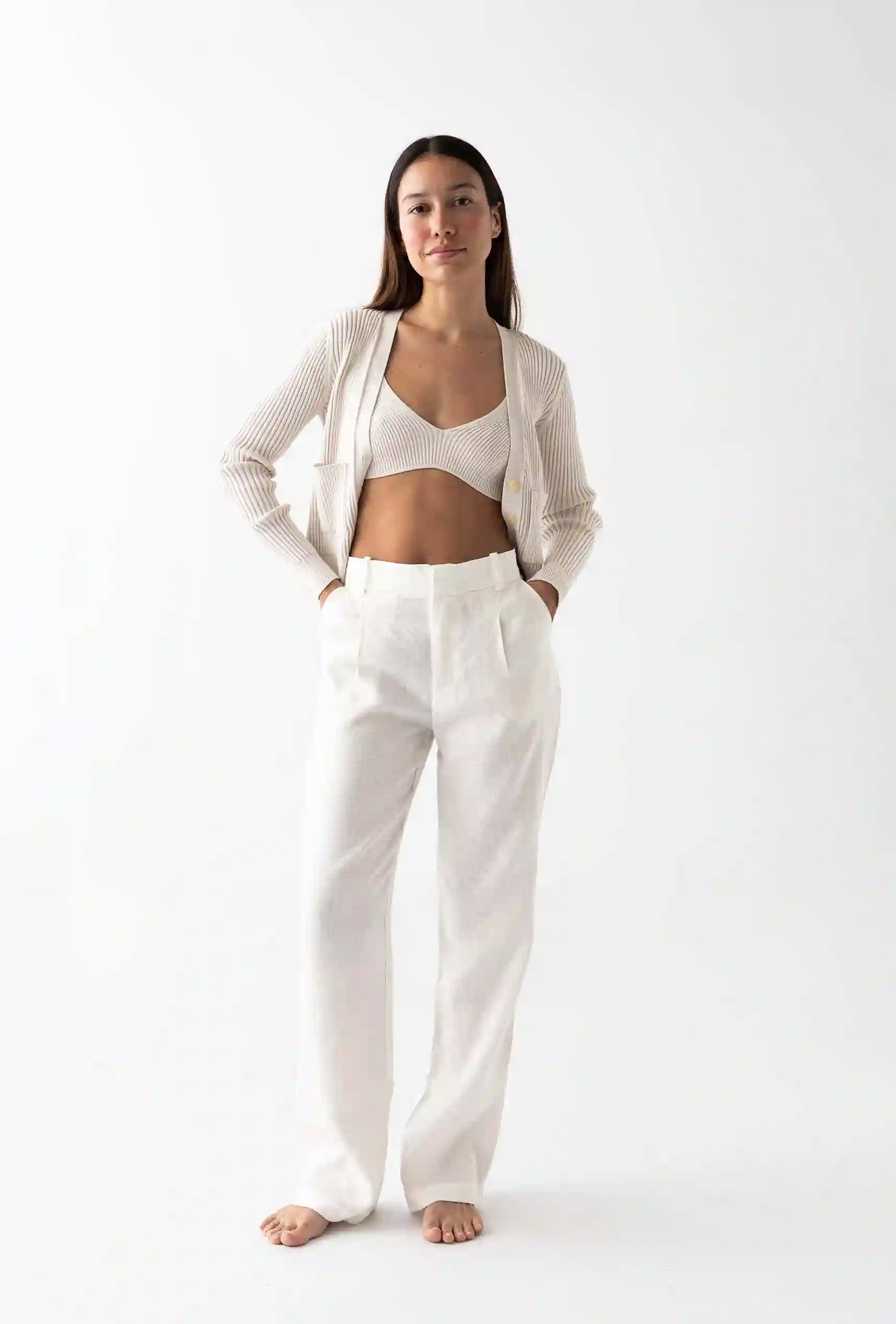 El conjunto de punto blanco roto