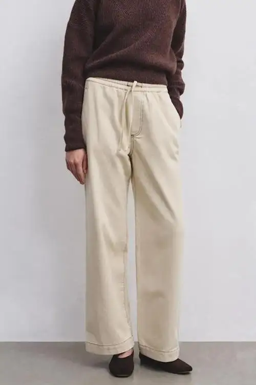PANTALÓN VAQUERO CON ELÁSTICO BEIGE