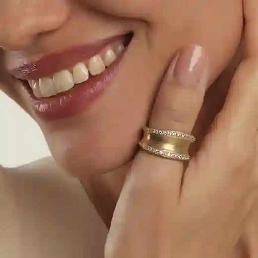 Anillo Mujer Dorado Con Cirtonitas Blancas